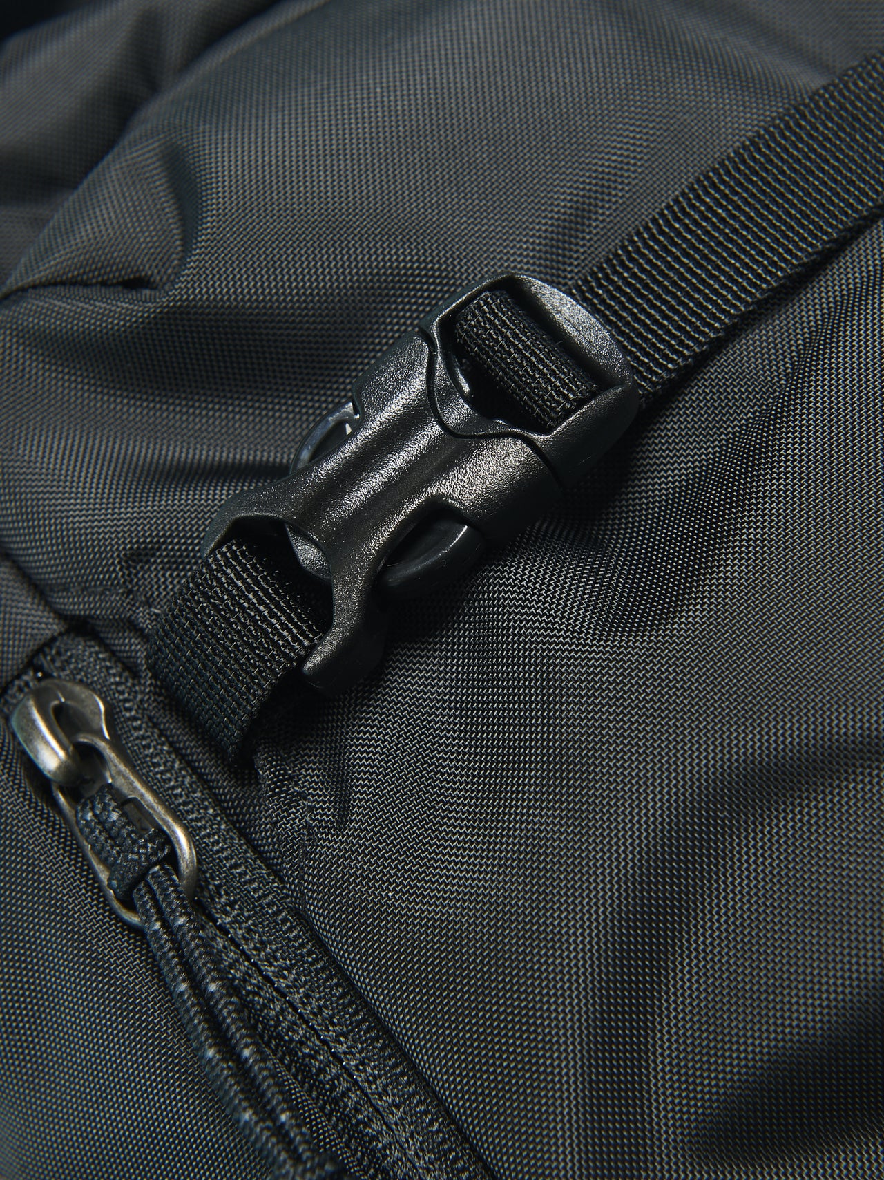 パタゴニアの黒いアトム・スリング 8L バッグのサイドリリースのバックル