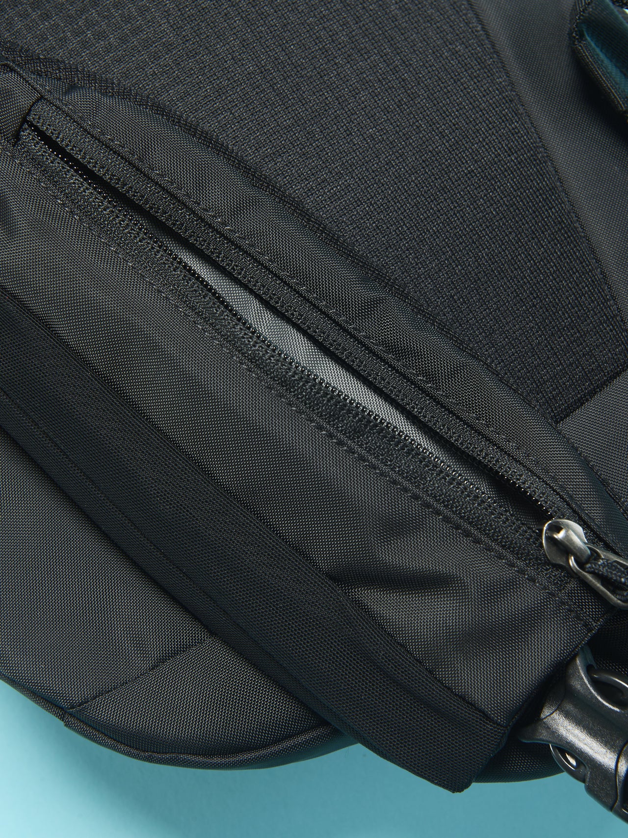 アトム・スリング 8L パタゴニアの黒いアトム・スリング 8L バッグのストラップのポケット