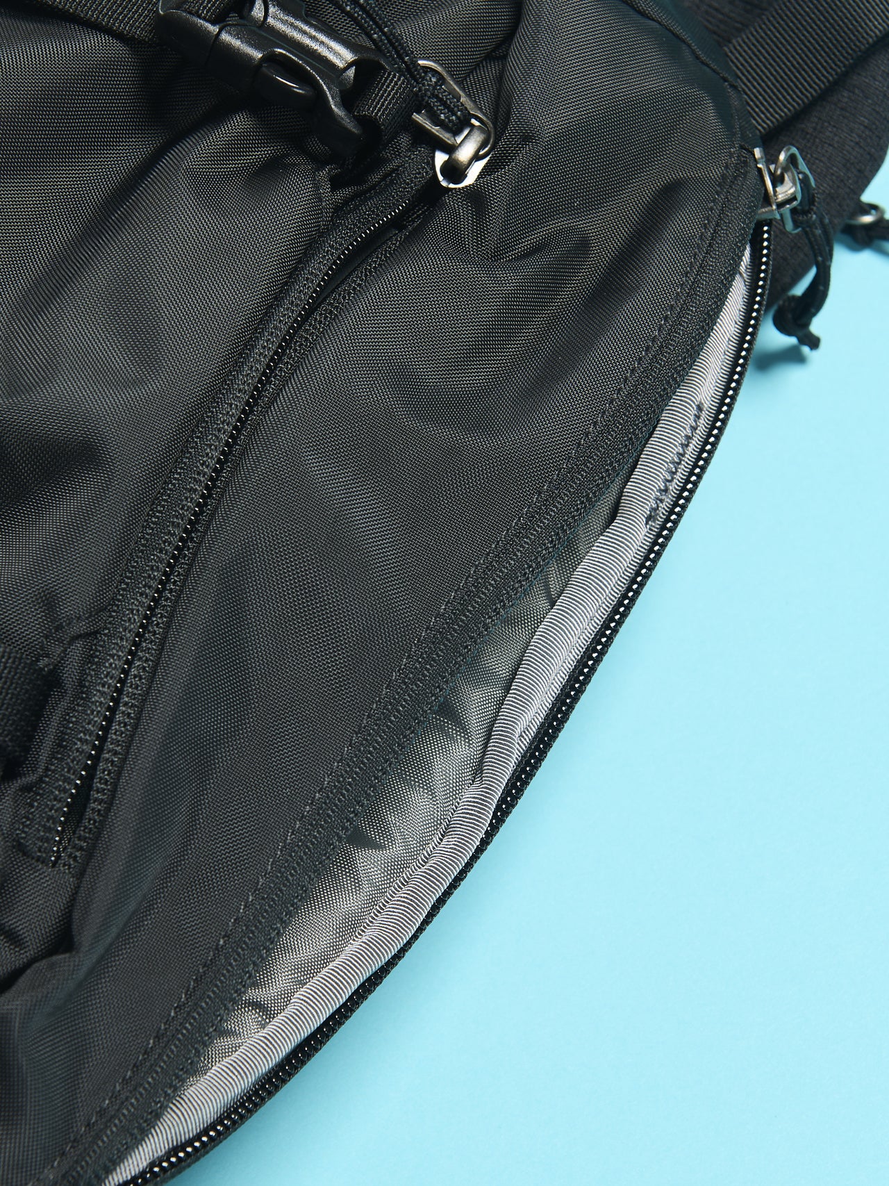 パタゴニアの黒いアトム・スリング 8L バッグのメインコンパートメントの入り口