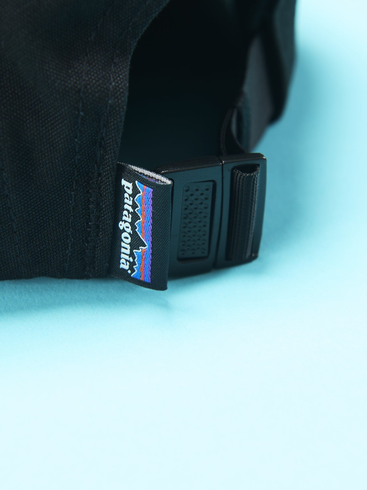 パタゴニアのグラフィック・マクルーア・ハット キャップの背後のバックル