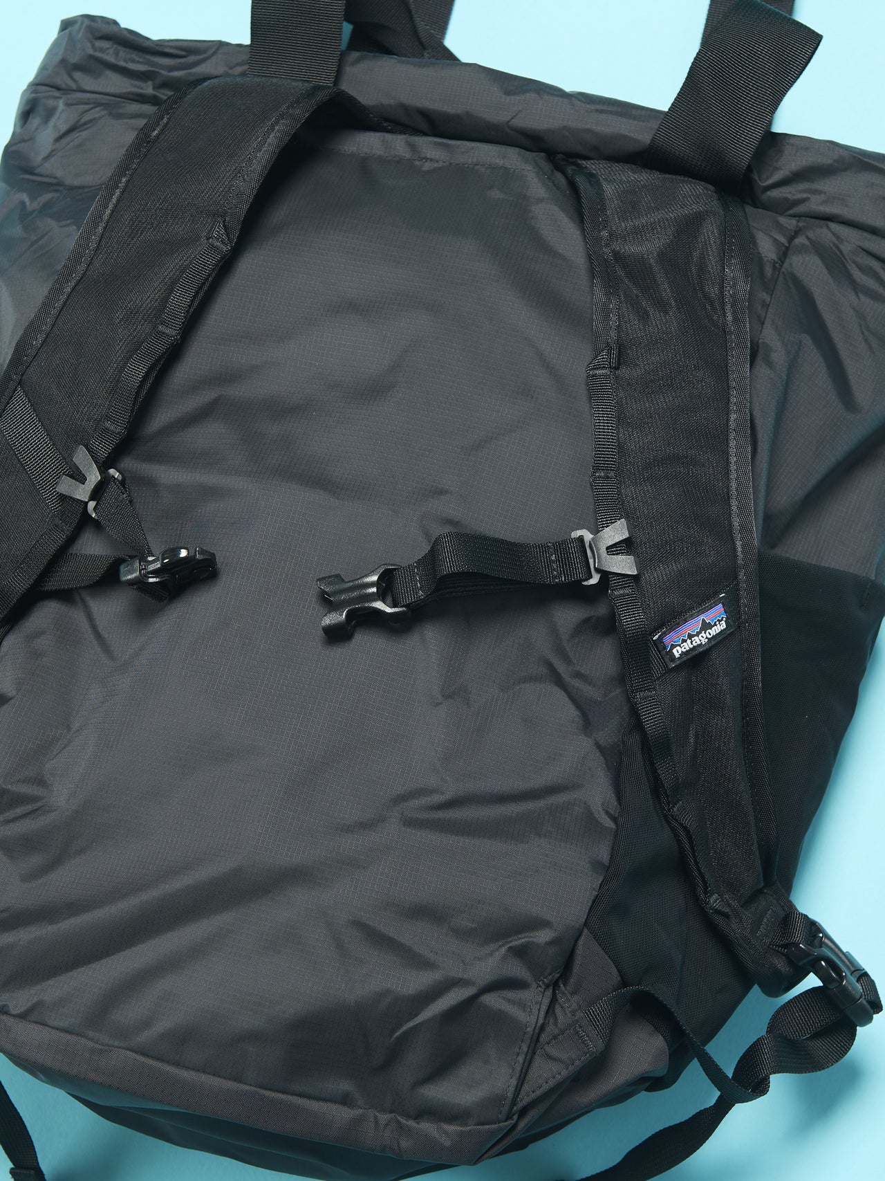 パタゴニアの黒いテラヴィア・トート・パック 24L バッグのショルダーストラップ