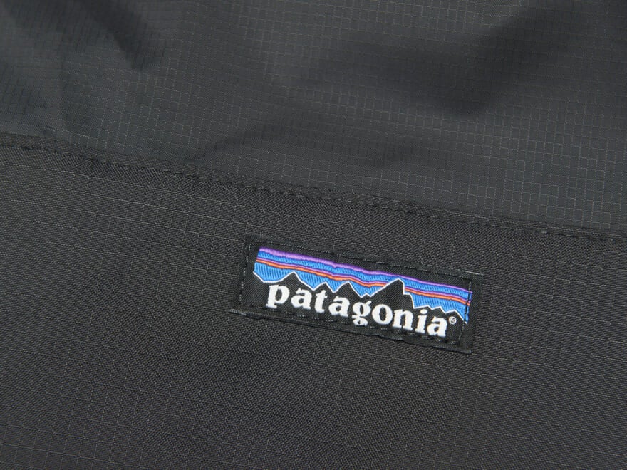 さすがに天才すぎる。「パタゴニア」の黒トートは“バックパックにもなる”2WAY仕様で、まさかの420gと超軽量！[patagonia]