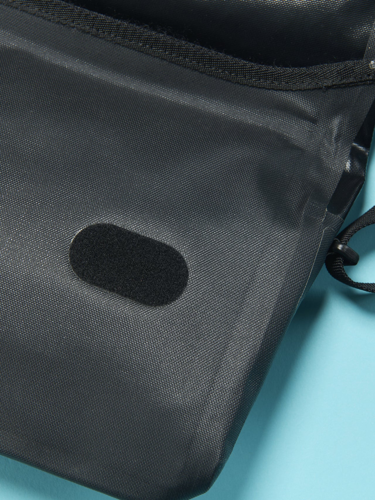 モンベルのドライショルダー S バッグのフラップの下の面ファスナー