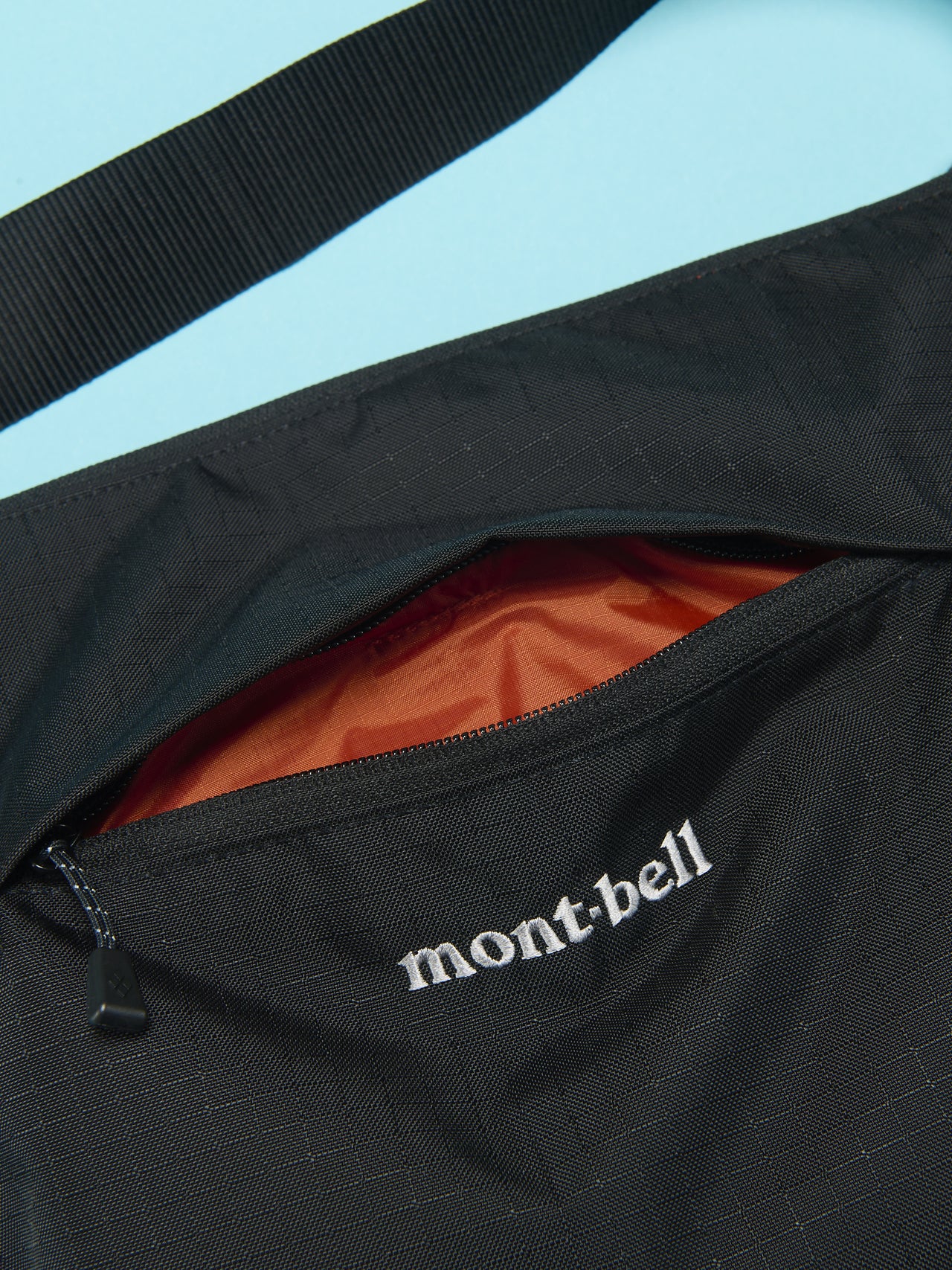 モンベルのベルニナショルダー S バッグのジッパー付きフロントポケット
