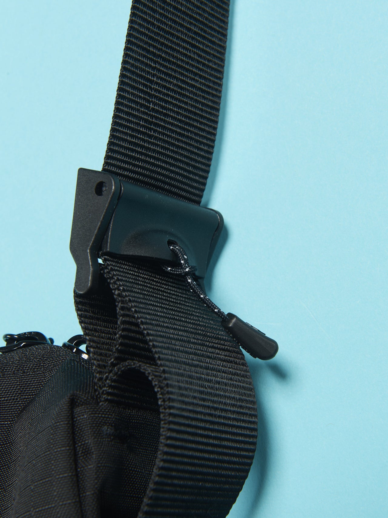 モンベルのベルニナショルダー S バッグのストラップのバックル