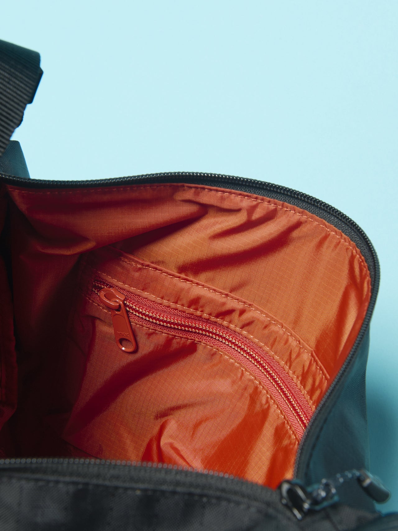 モンベルのベルニナショルダー S バッグのジッパー付きメインコンパートメント