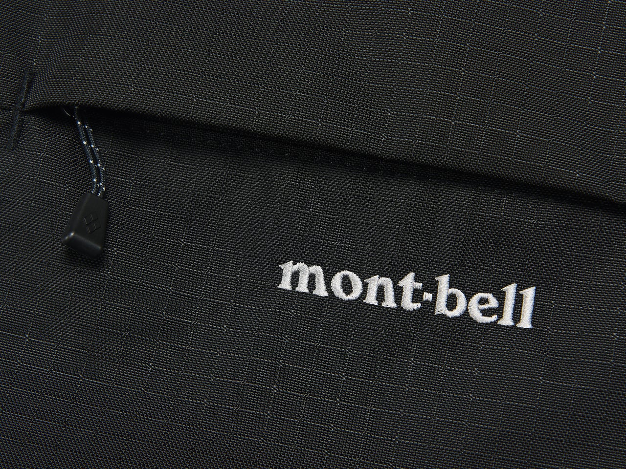 モンベルのベルニナショルダー S バッグのロゴ