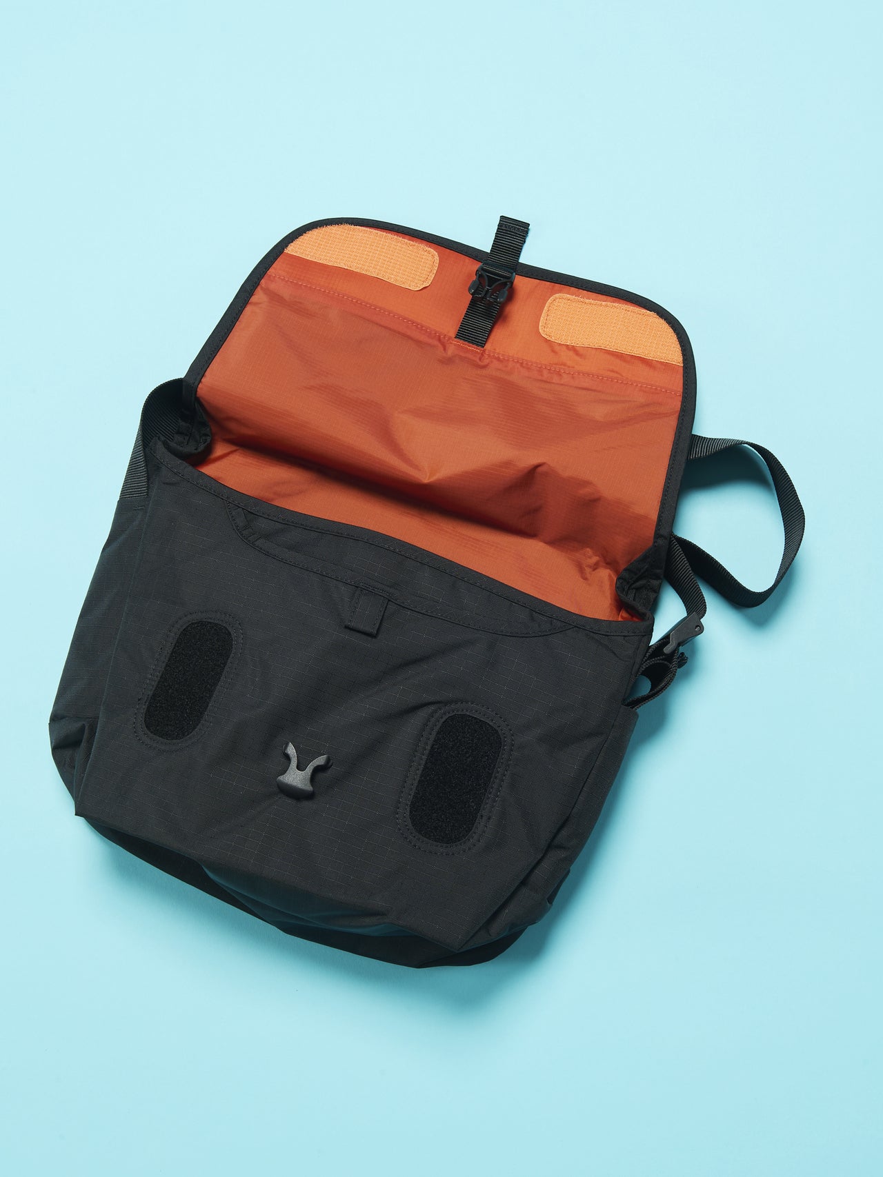 モンベルのベルニナフラップショルダー M バッグのフラップとメインコンパートメント