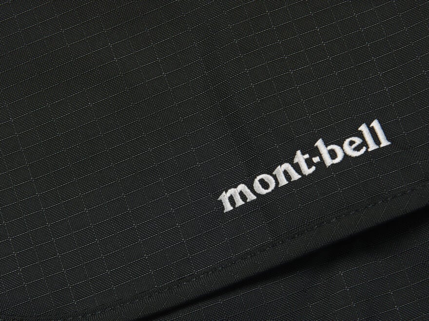 「モンベル」のショルダーバッグを試着＆本音レビュー！新生活にぴったりな1万円以下の黒い名品。 [mont-bell ベルニナフラップショルダー M]