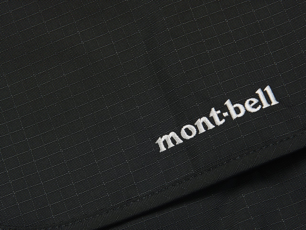 「モンベル」のショルダーバッグを試着＆本音レビュー！新生活にぴったりな1万円以下の黒い名品。 [mont-bell ベルニナフラップショルダー M]