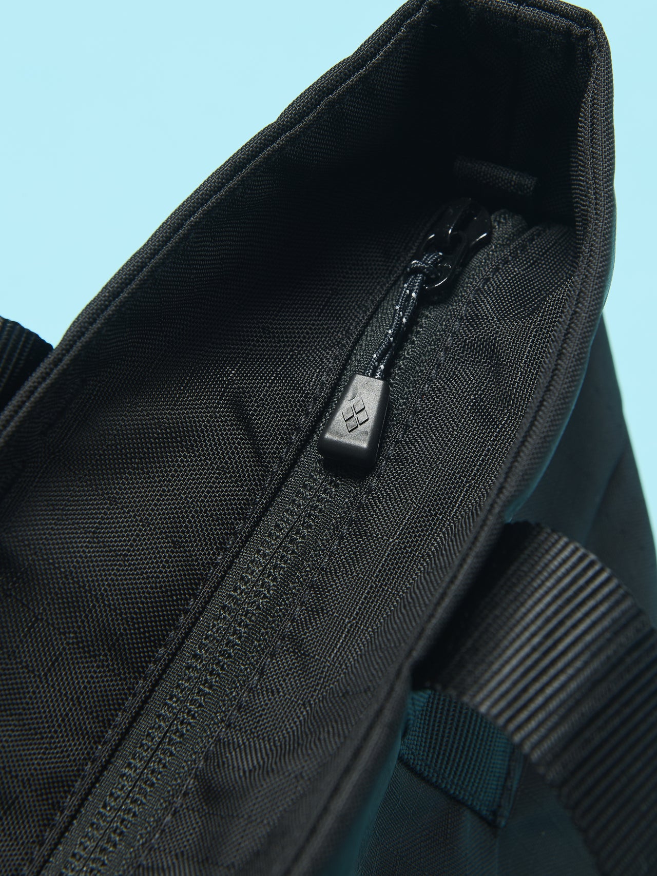 モンベルのベルニナトート M バッグのメインコンパートメントのジッパー