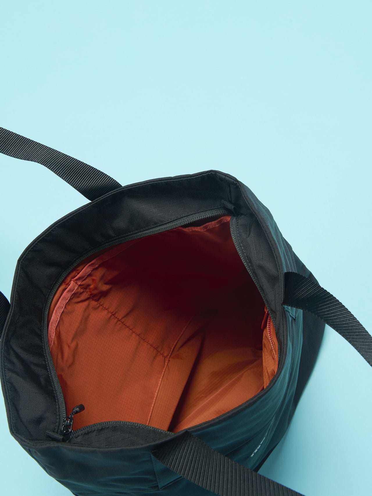 モンベルのベルニナトート M バッグのメインコンパートメント、オレンジのライニング