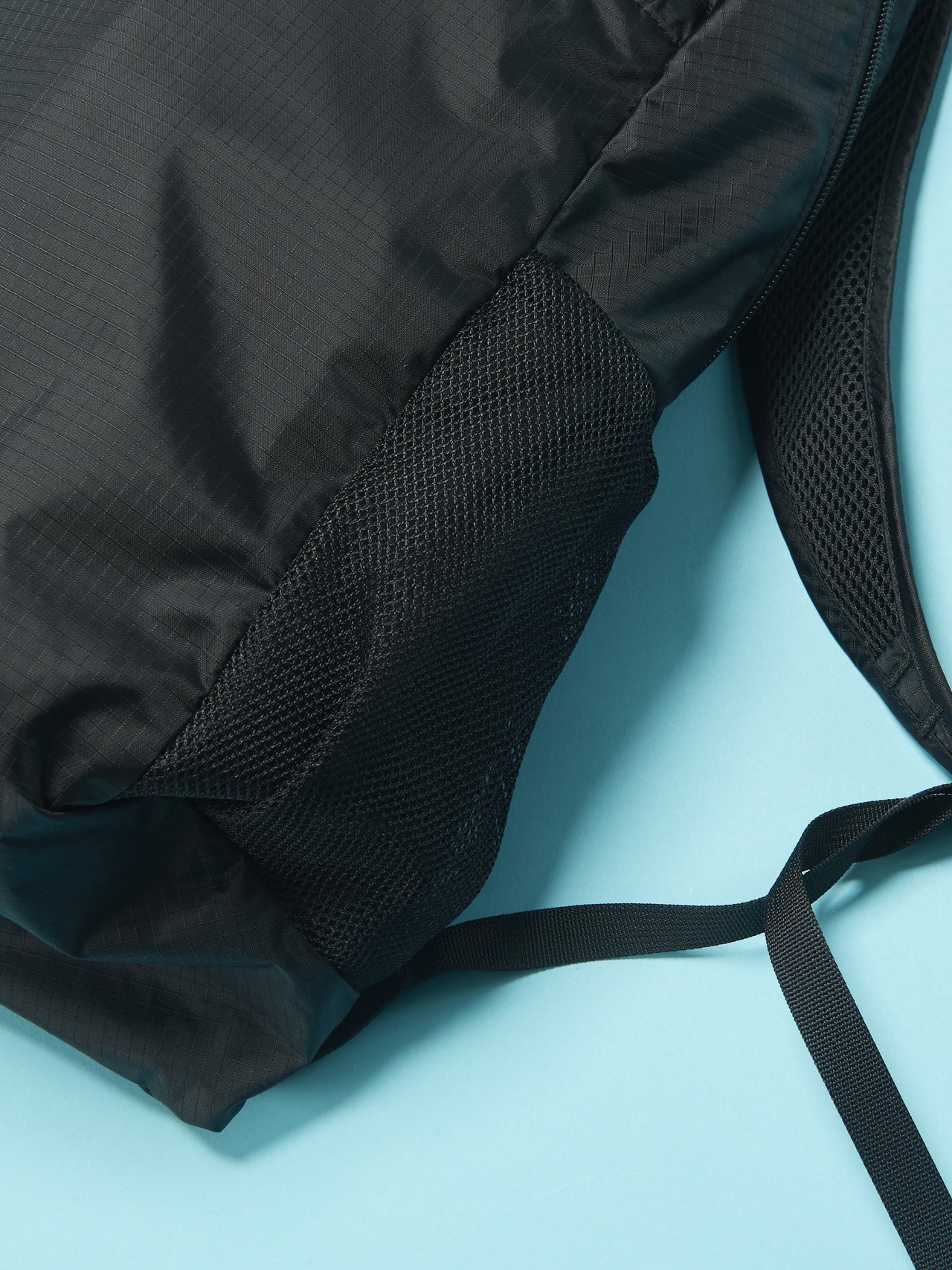 モンベルのポケッタブル ライトパック 15 バッグのサイドのメッシュポケット