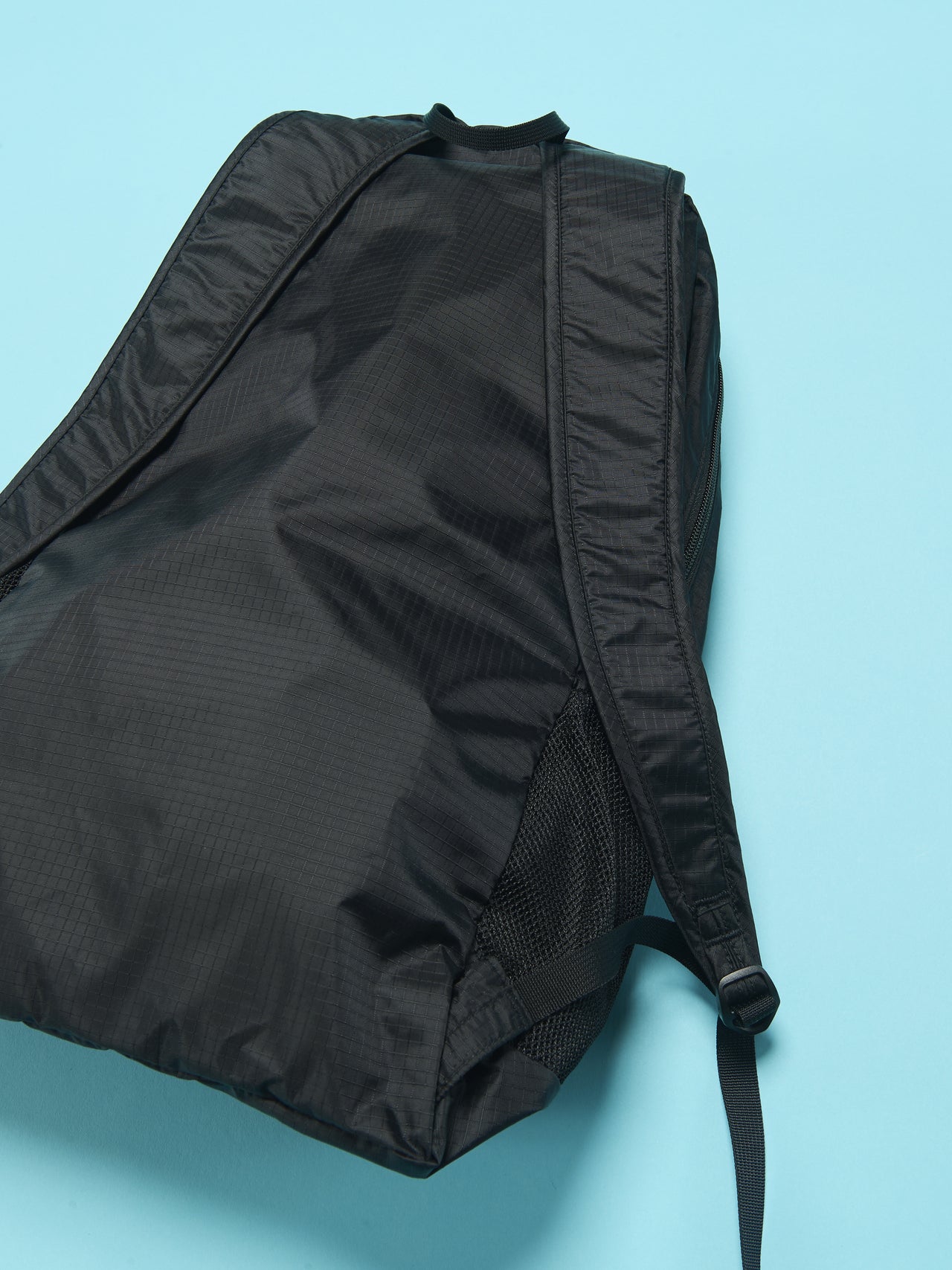 モンベルのポケッタブル ライトパック 15 バッグのショルダーストラップ