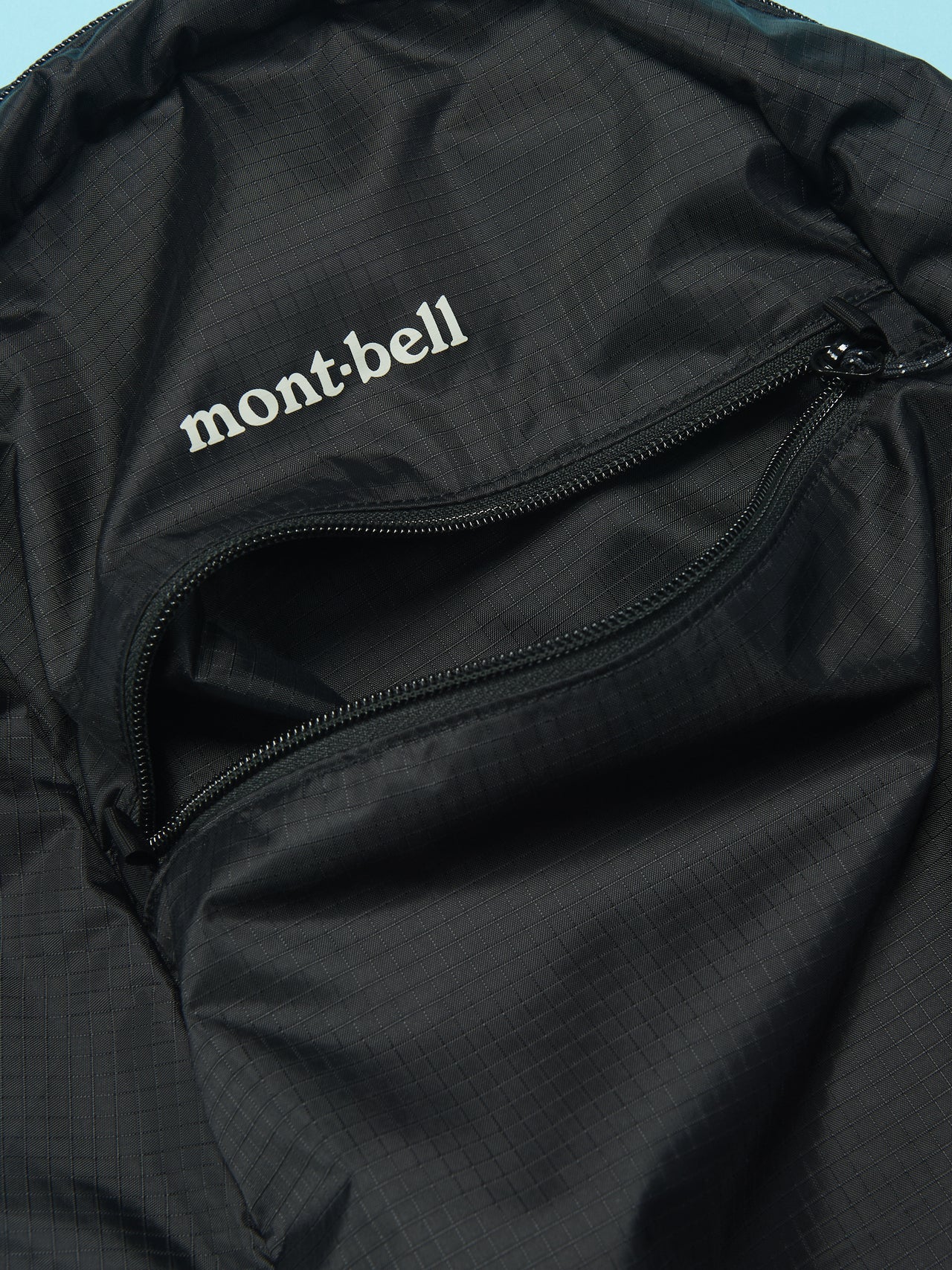 モンベルのポケッタブル ライトパック 15 バッグのジッパー付きフロントポケット