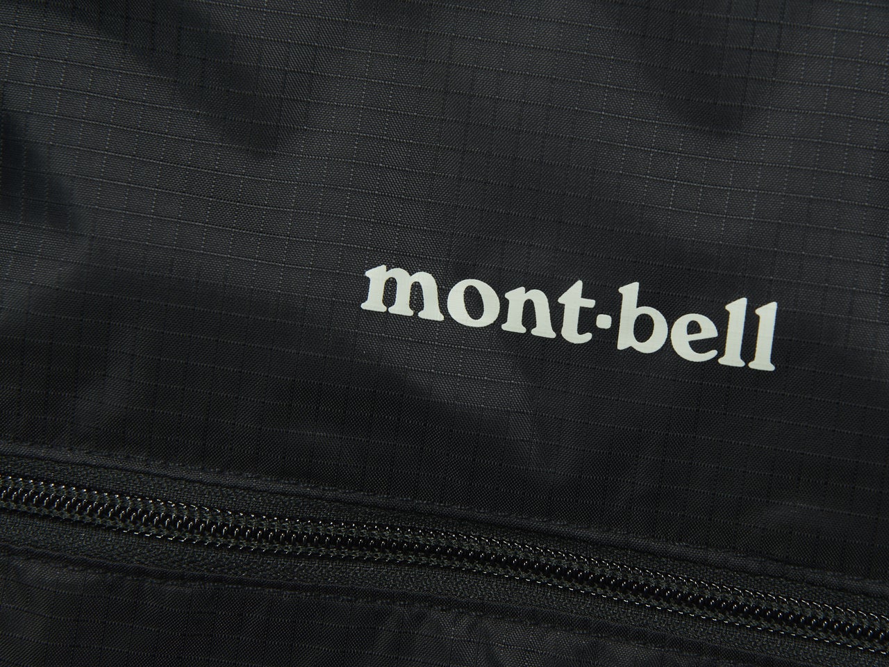 モンベルのポケッタブル ライトパック 15 バッグのロゴ寄り