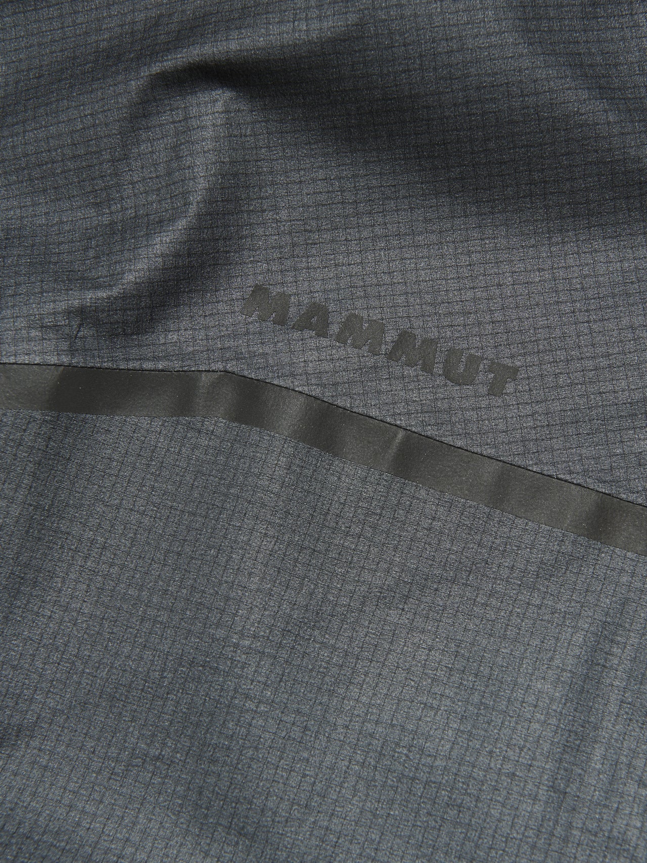 マムートのゴアテックスジャケット／メロン エンデュランス ハードシェル フーデッド ジャケット アジアンフィットのロゴ