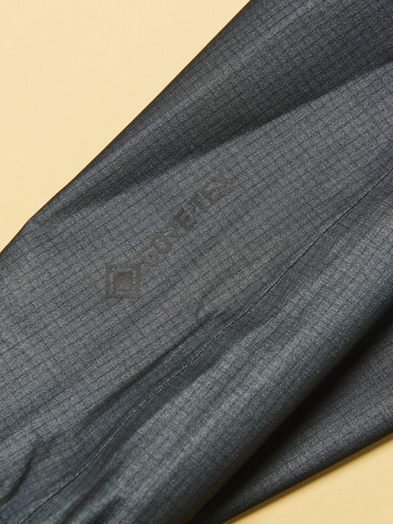 マムートのゴアテックスジャケット／メロン エンデュランス ハードシェル フーデッド ジャケット アジアンフィットの袖ロゴ