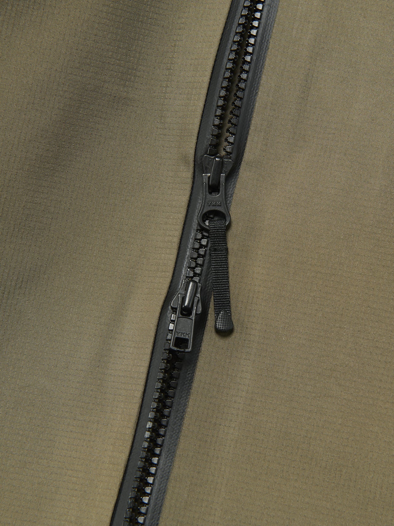 ゴールドウインのゴアテックススリーレイヤージャケットのダブルジップ