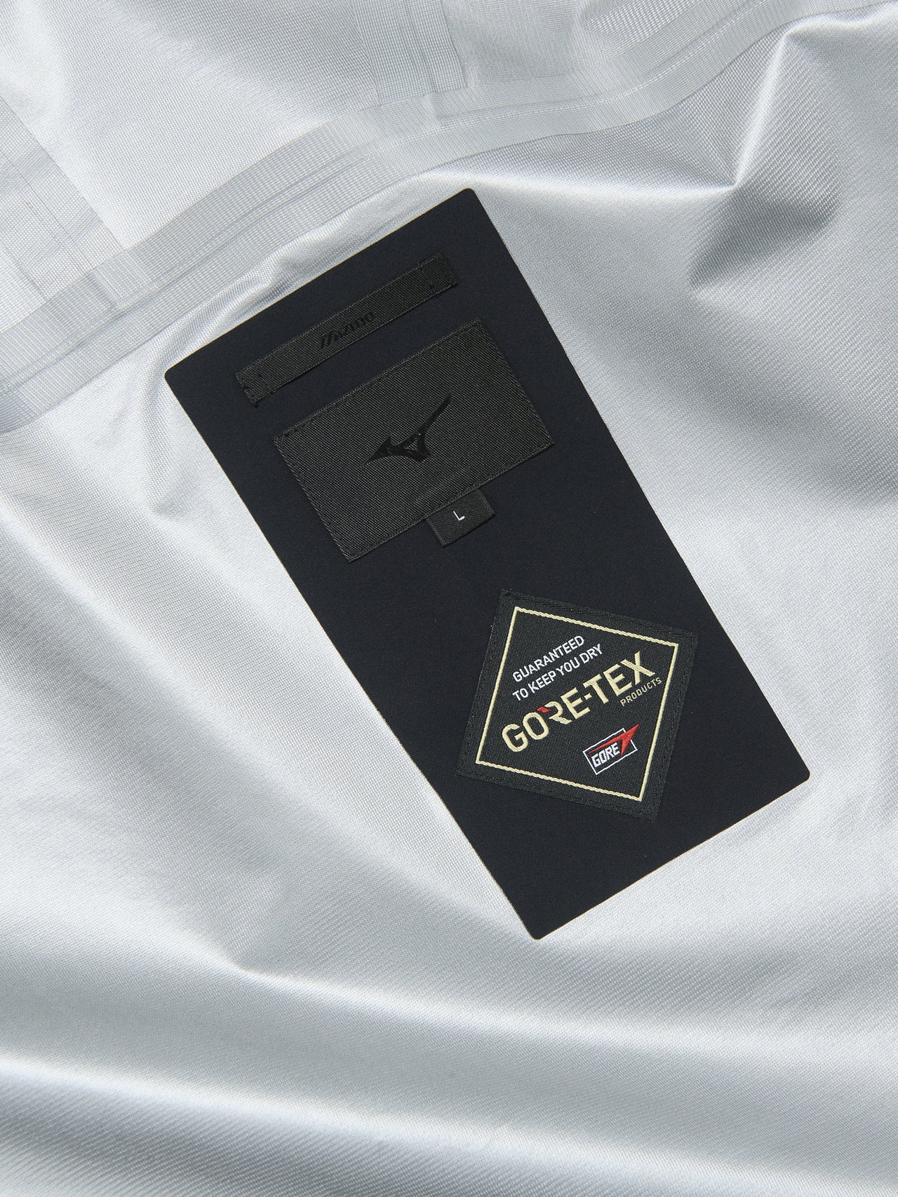 ミズノの黒いGORE-TEXフィールドシェルジャケットの裏地ロゴ
