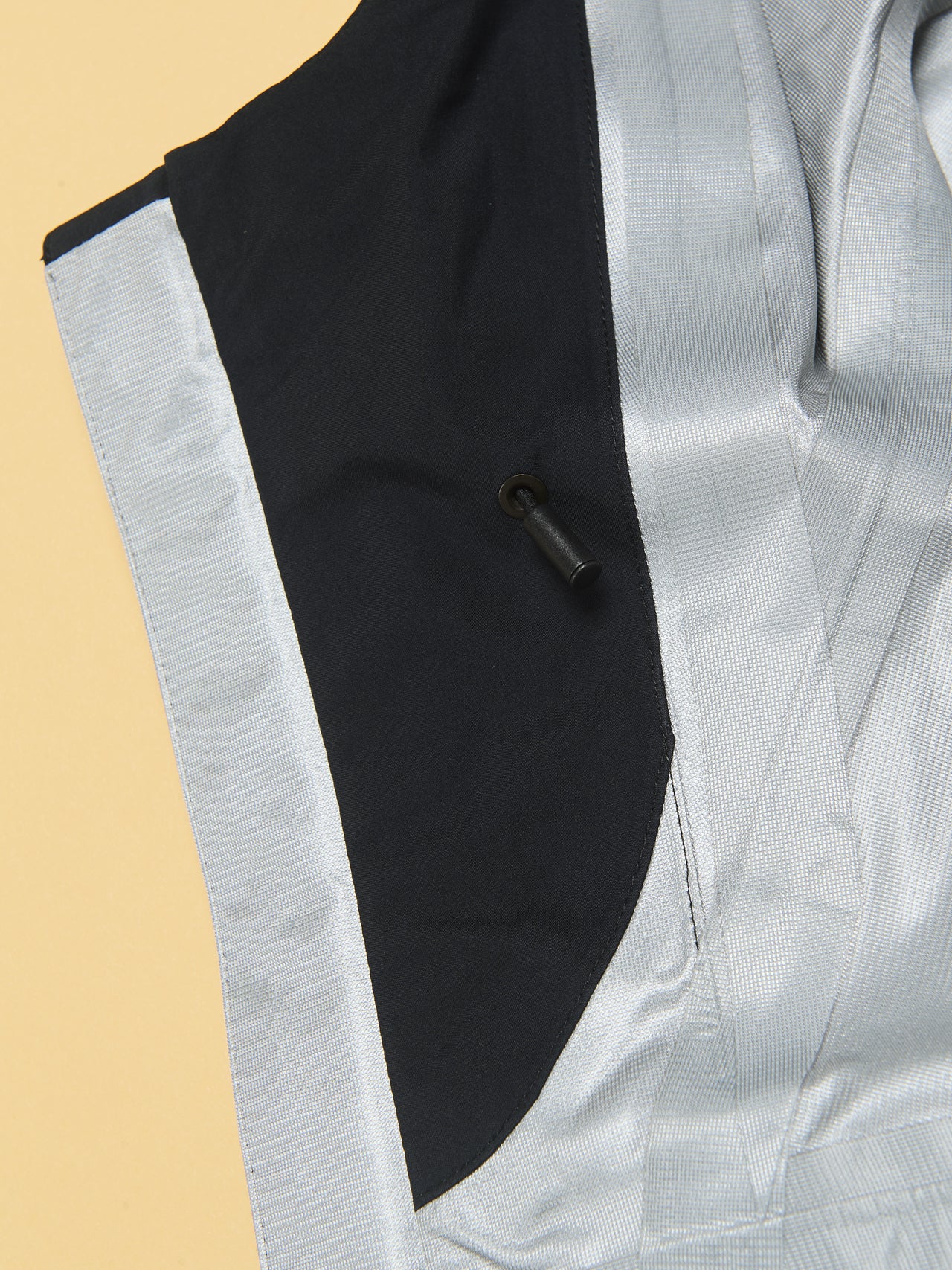 ミズノの黒いGORE-TEXフィールドシェルジャケットの裏地コード