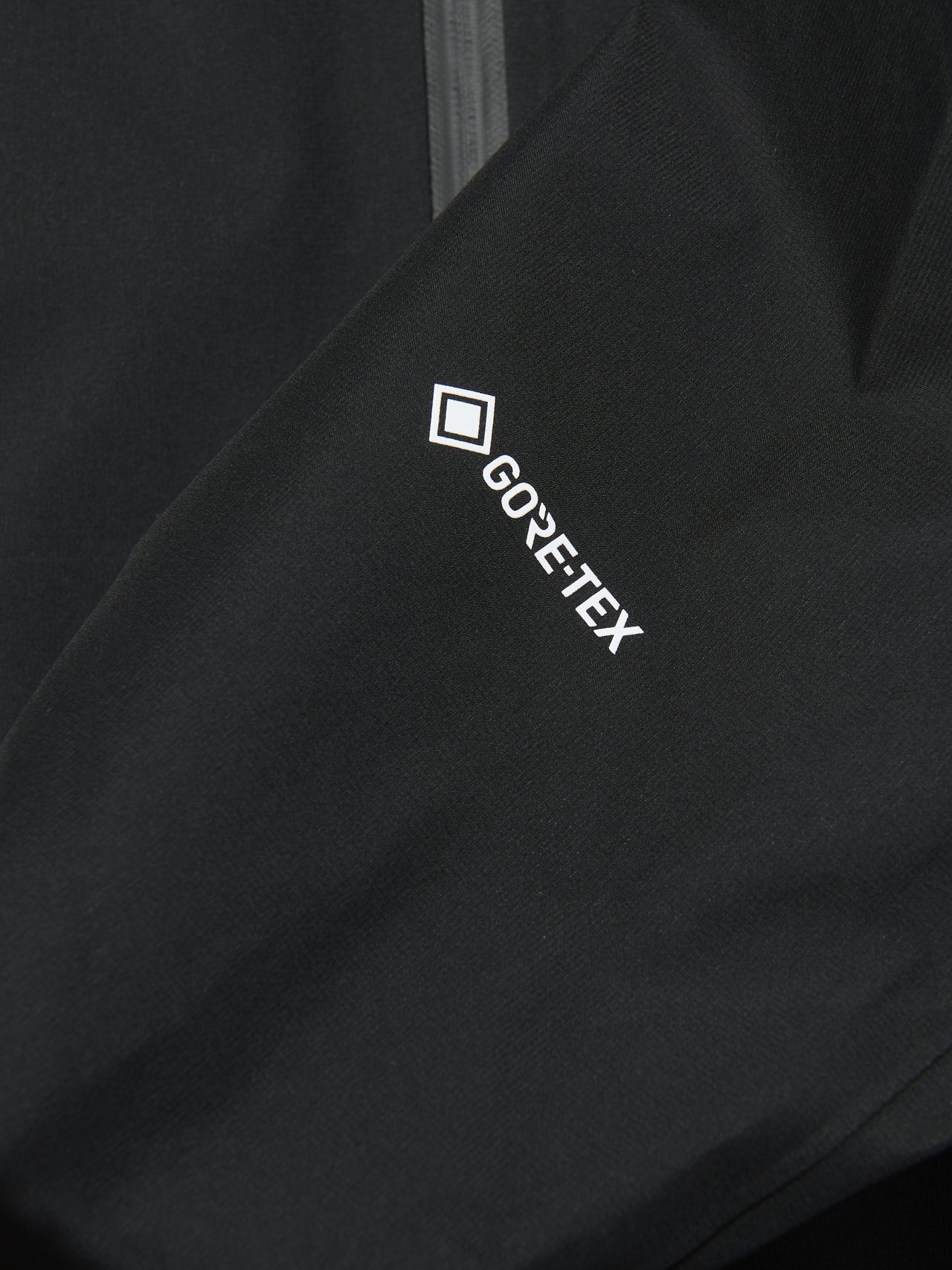 ザ・ノース・フェイスの黒いゴアテックスジャケット／クライムライトジャケットのロゴ