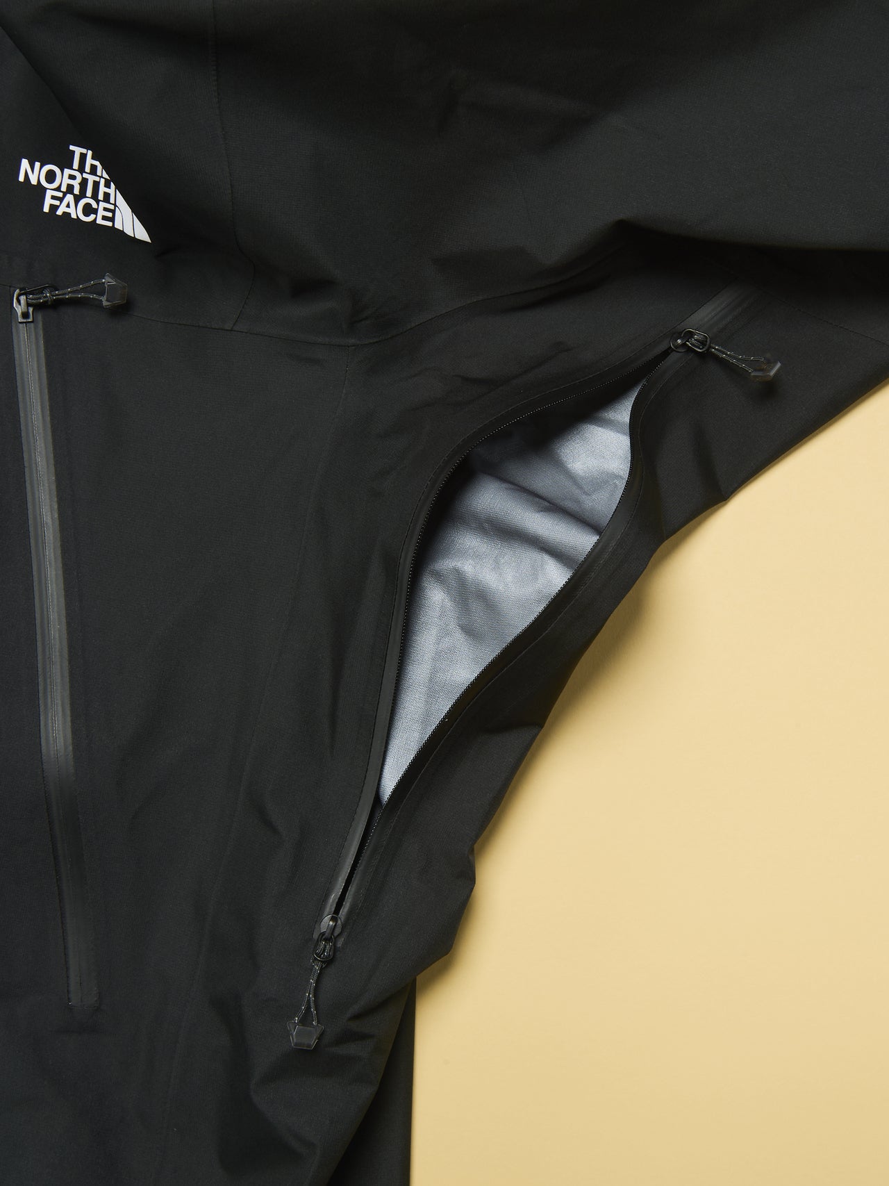 ザ・ノース・フェイスの黒いゴアテックスジャケット／クライムライトジャケットのベンチレーション