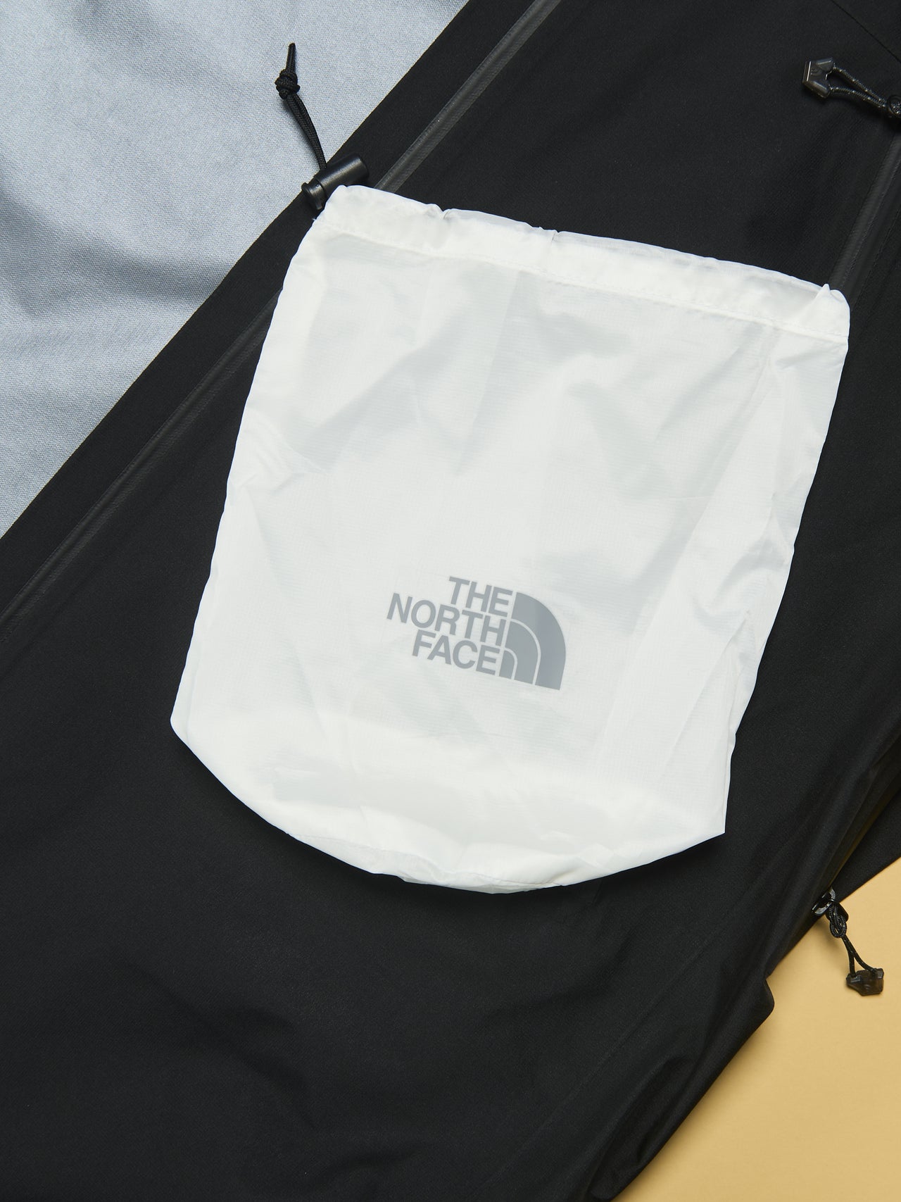 ザ・ノース・フェイスの黒いゴアテックスジャケット／クライムライトジャケット専用スタッフサック