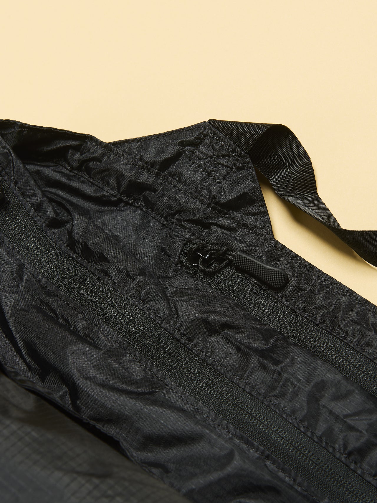 ザ・ノース・フェイスの黒いメイフライトート バッグのジッパー付きポケット