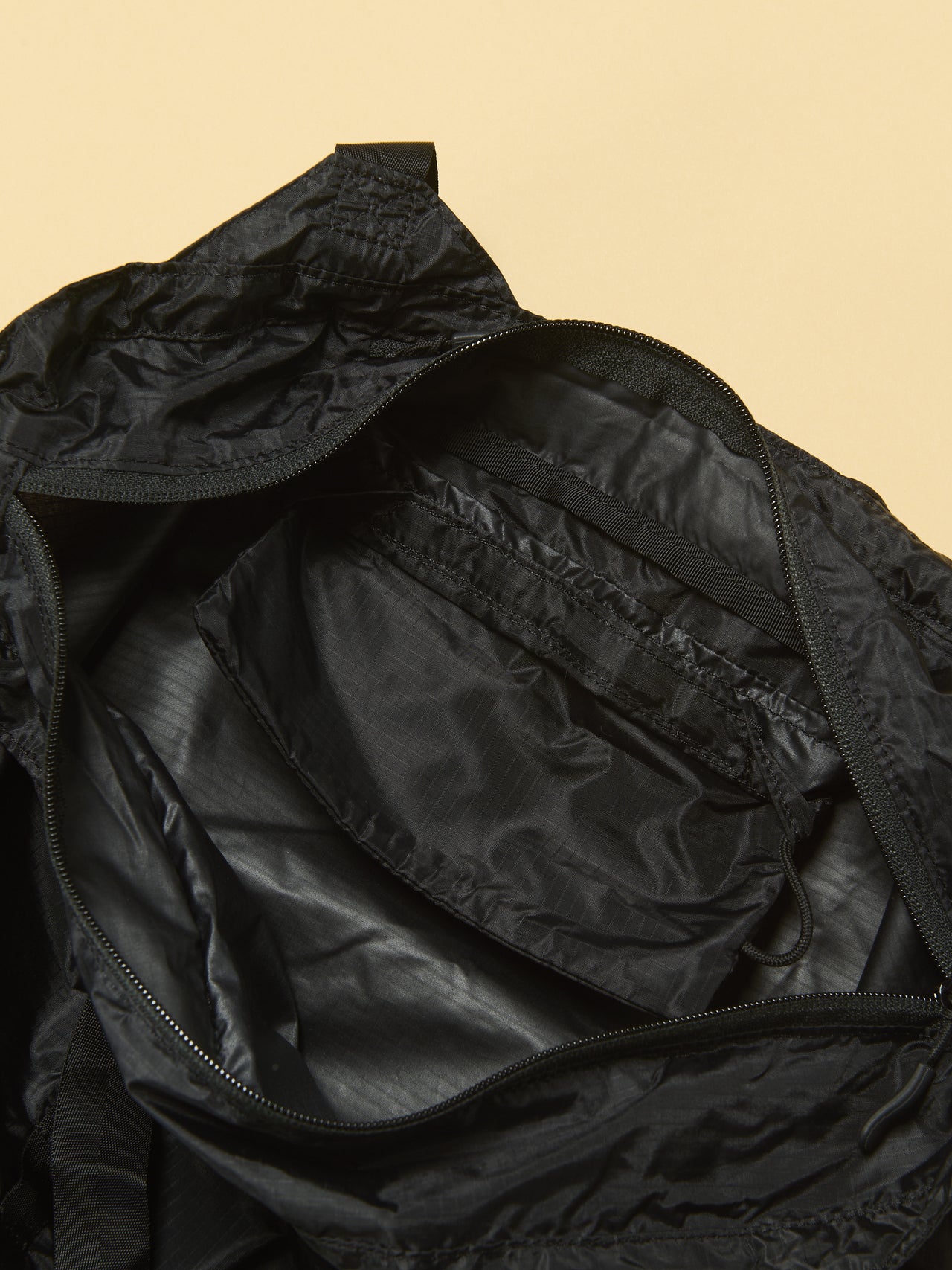 ザ・ノース・フェイスの黒いメイフライトート バッグの内側のポケット