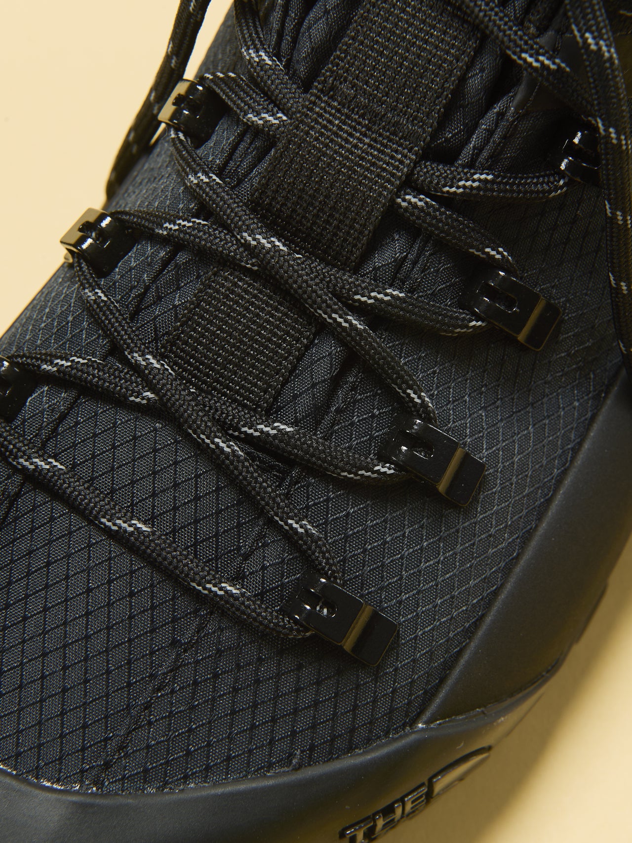 ザ・ノース・フェイスのグレンクリフローゴアテックス スニーカーのアッパーとシューレース