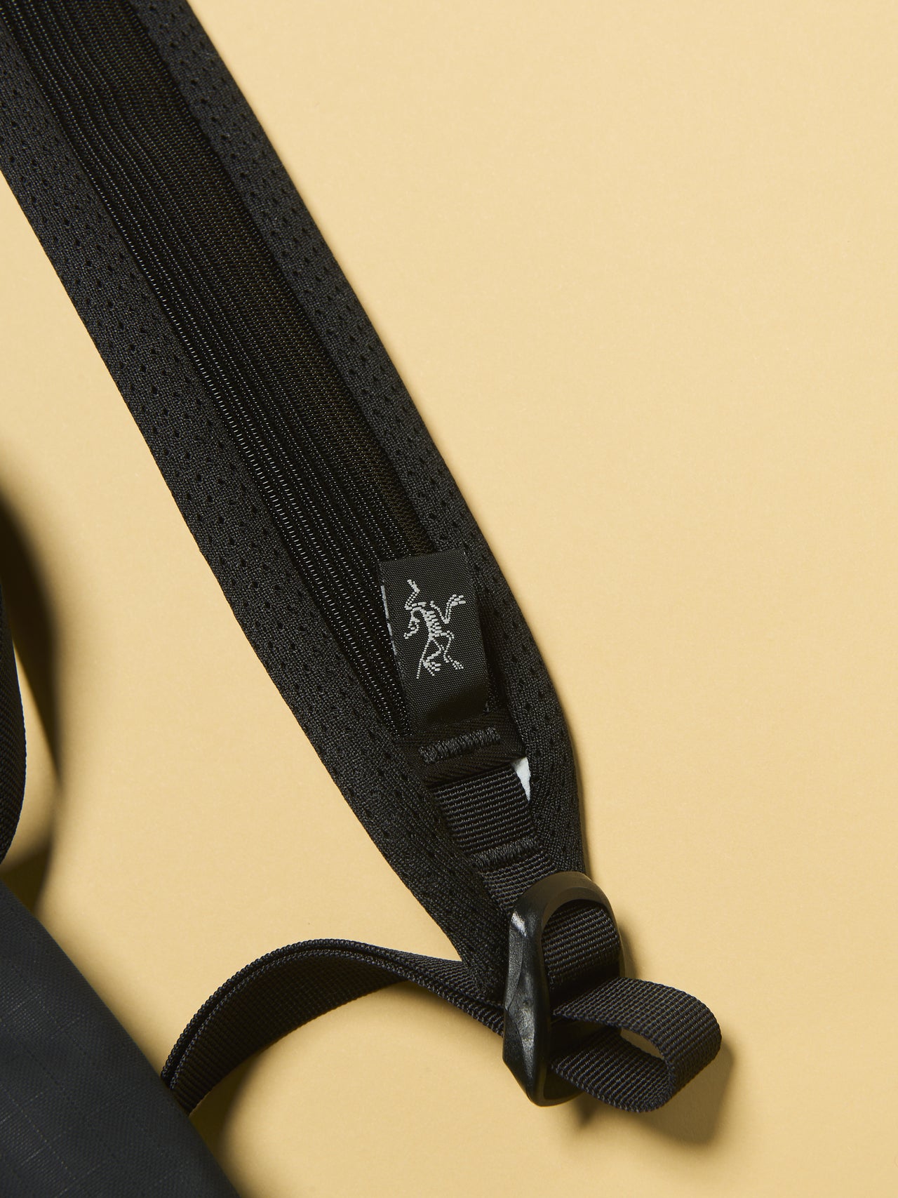 アークテリクスのグランヴィル ショルダー バッグのショルダーストラップ