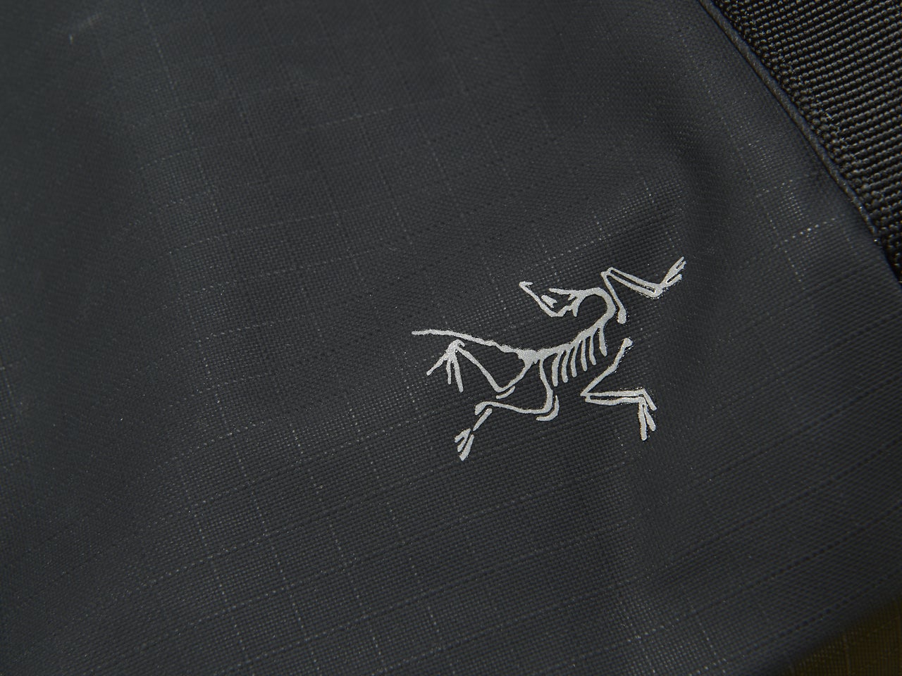 アークテリクスのグランヴィル ショルダー バッグのロゴ