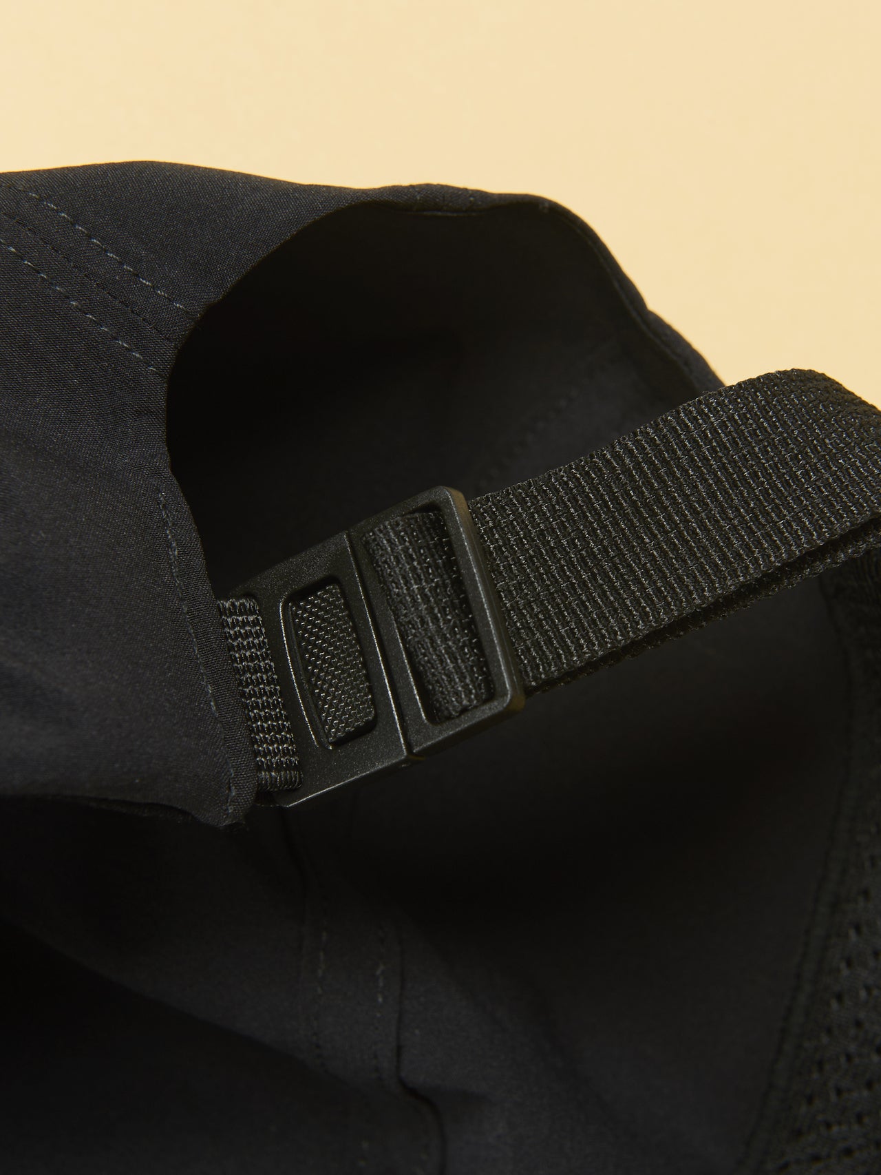 アークテリクスのガンマ 5 パネル キャップ の後方のアジャスターとバックル