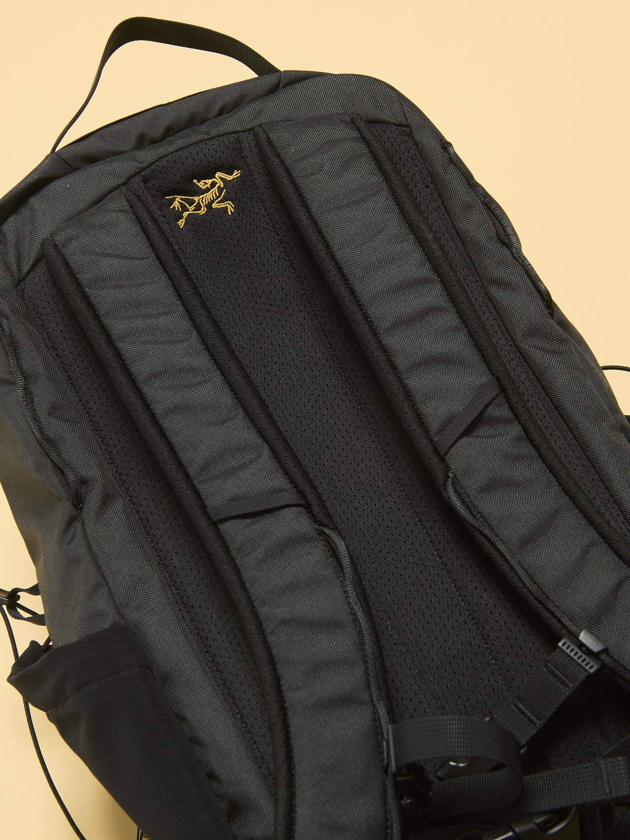 アークテリクスのマンティス 26 バックパック バッグのショルダーストラップとバックパネル