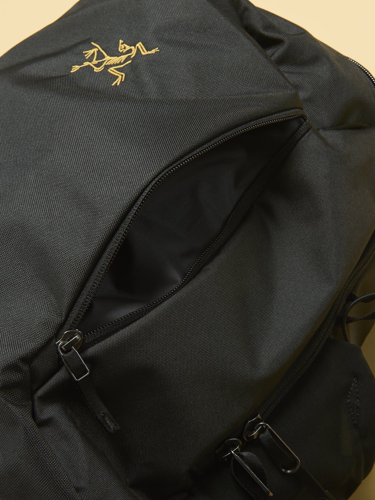 アークテリクスのマンティス 26 バックパック バッグのフロントポケット、ジッパー