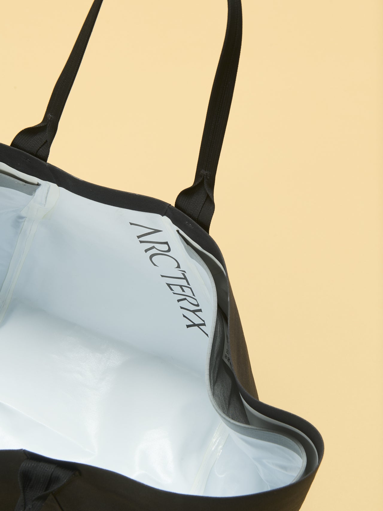 アークテリクスのキャリア 45 ギアトート バッグの明るいライニング