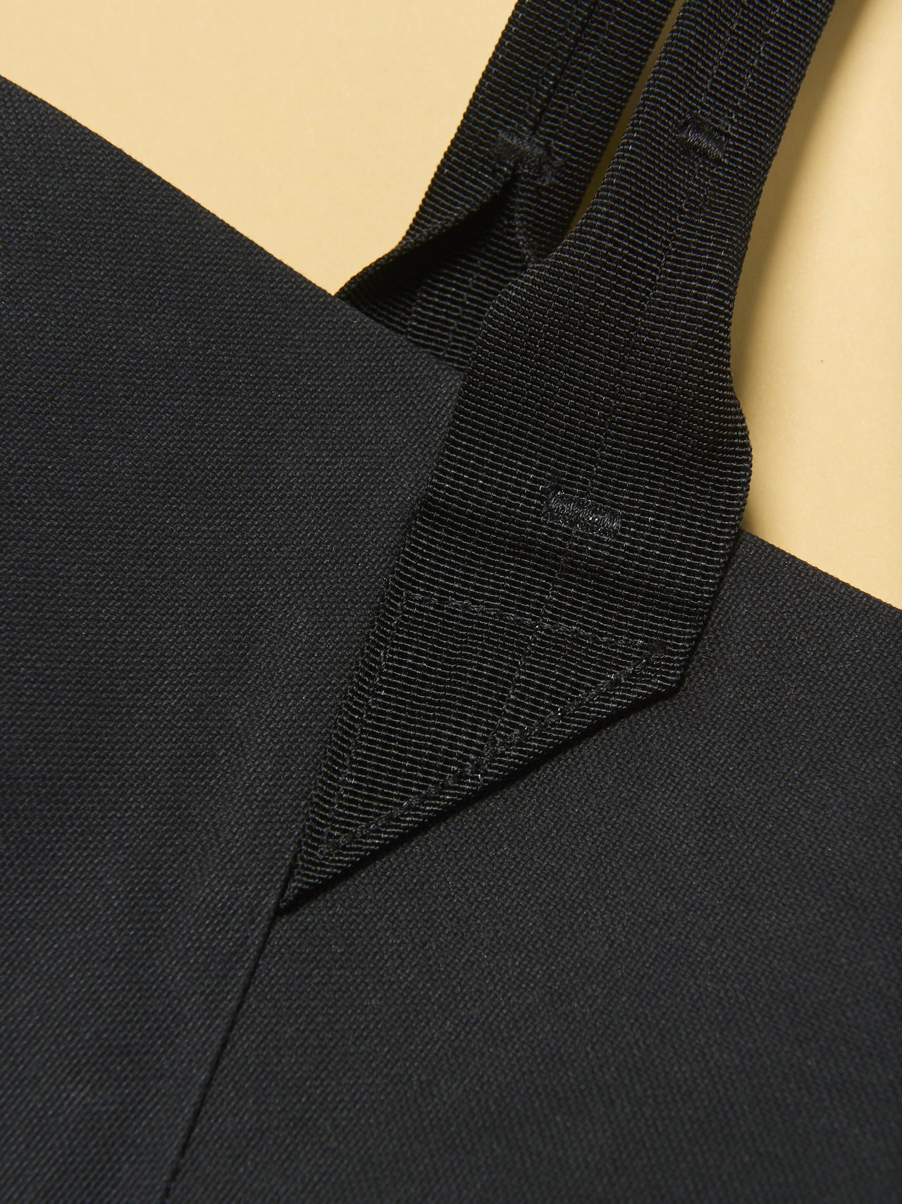 アークテリクスのキャリア 45 ギアトート バッグのショルダーストラップの縫製