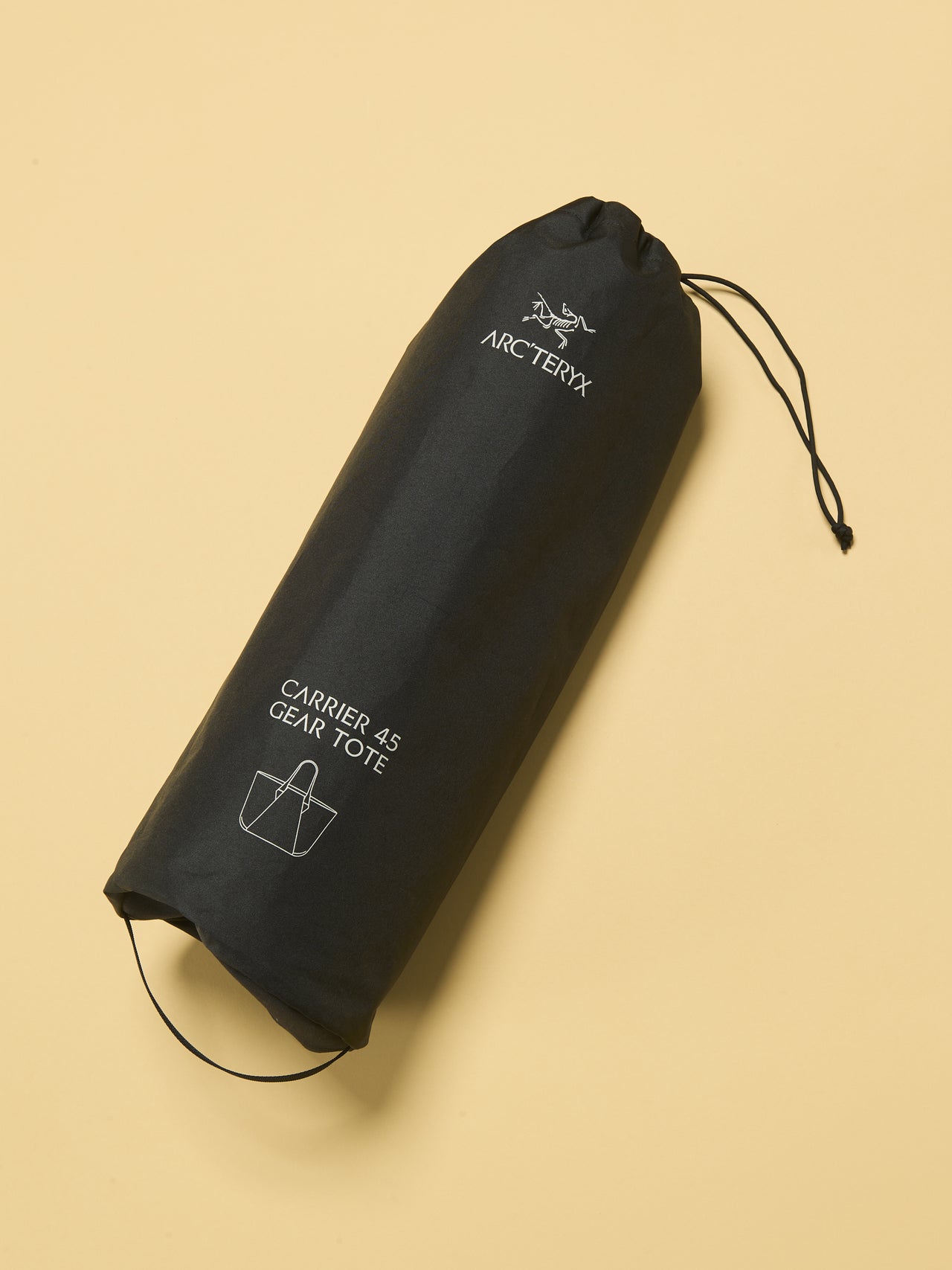 アークテリクスのキャリア 45 ギアトート バッグのスタッフサック入り