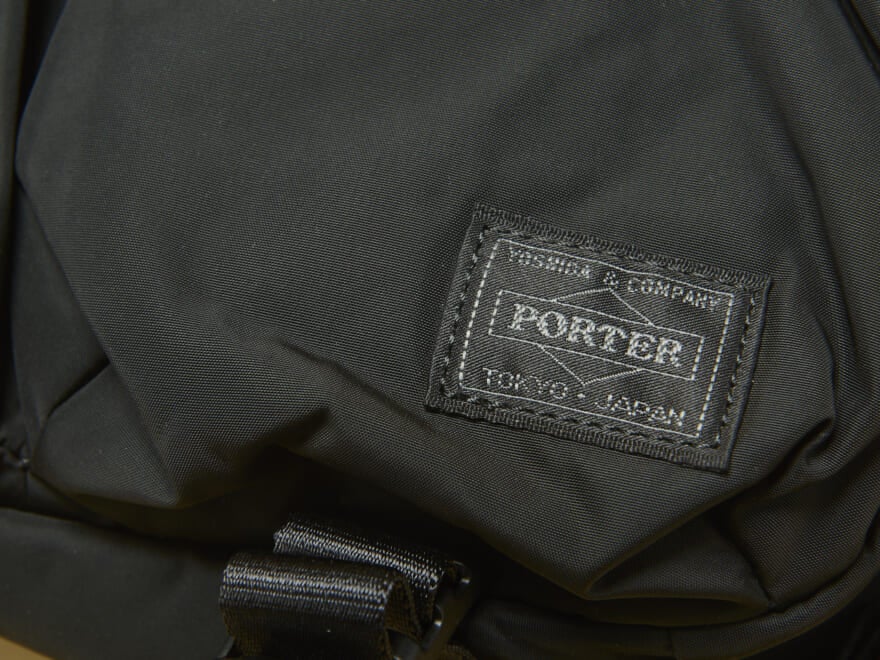 「ポーター」のショルダーバッグを試着＆本音レビュー！ 大人なマットブラックを着こなしの相棒に。[PORTER SENSES SHOULDER PACK]