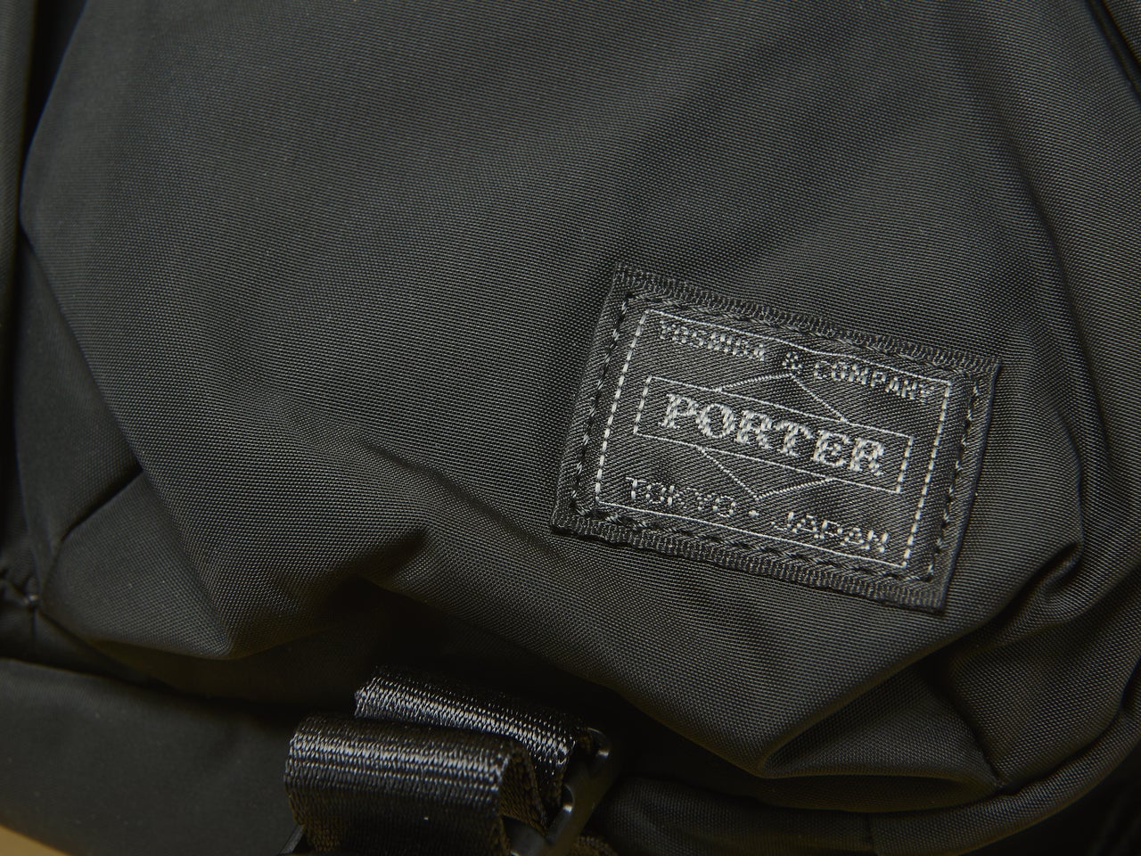 「ポーター」のショルダーバッグを試着＆本音レビュー！ 大人なマットブラックを着こなしの相棒に。[PORTER SENSES SHOULDER PACK]