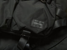 「ポーター」の黒リュックを試着＆本音レビュー！ ルックス良し、収納力良しな最強の黒バッグを発見！[PORTER SENSES DAYPACK]