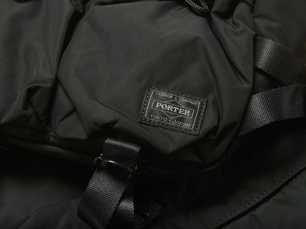 「ポーター」の黒リュックを試着＆本音レビュー！ ルックス良し、収納力良しな最強の黒バッグを発見！[PORTER SENSES DAYPACK]