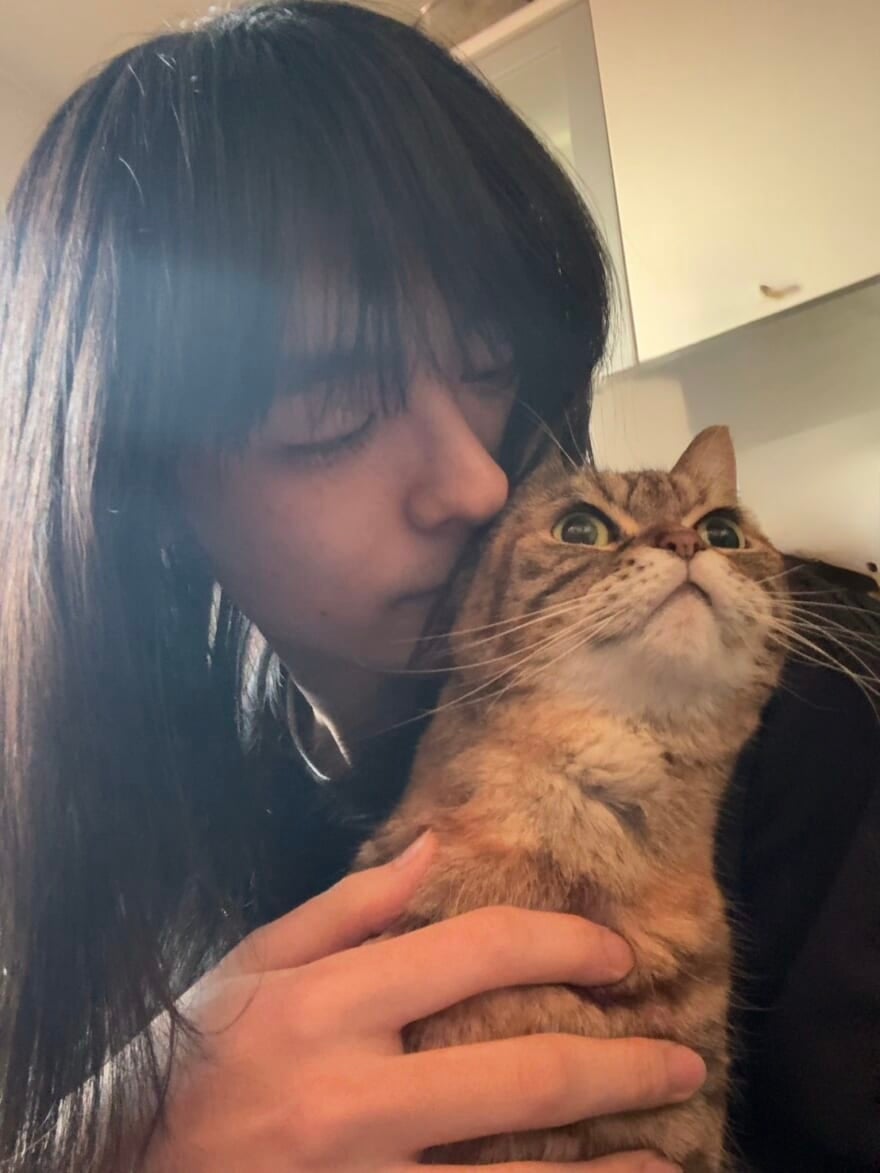 猫を吸うメンズノンノモデル海谷遠音