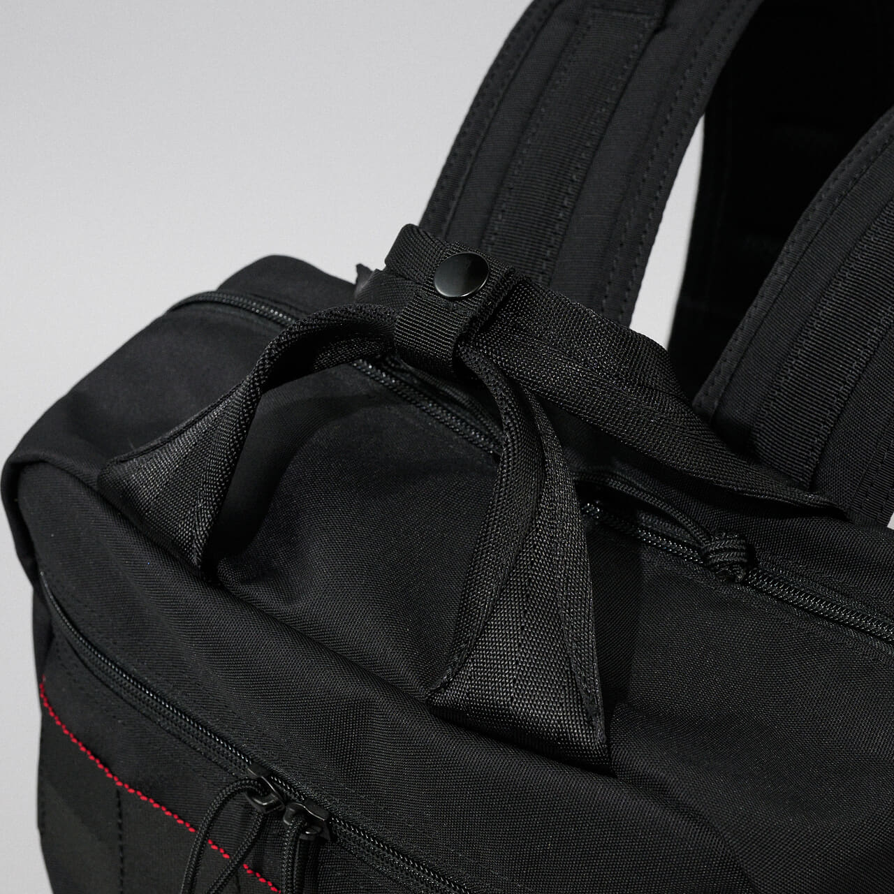 エディターが愛用するブリーフィングの黒バッグ／SQ PACK MWのトップのグラブループ