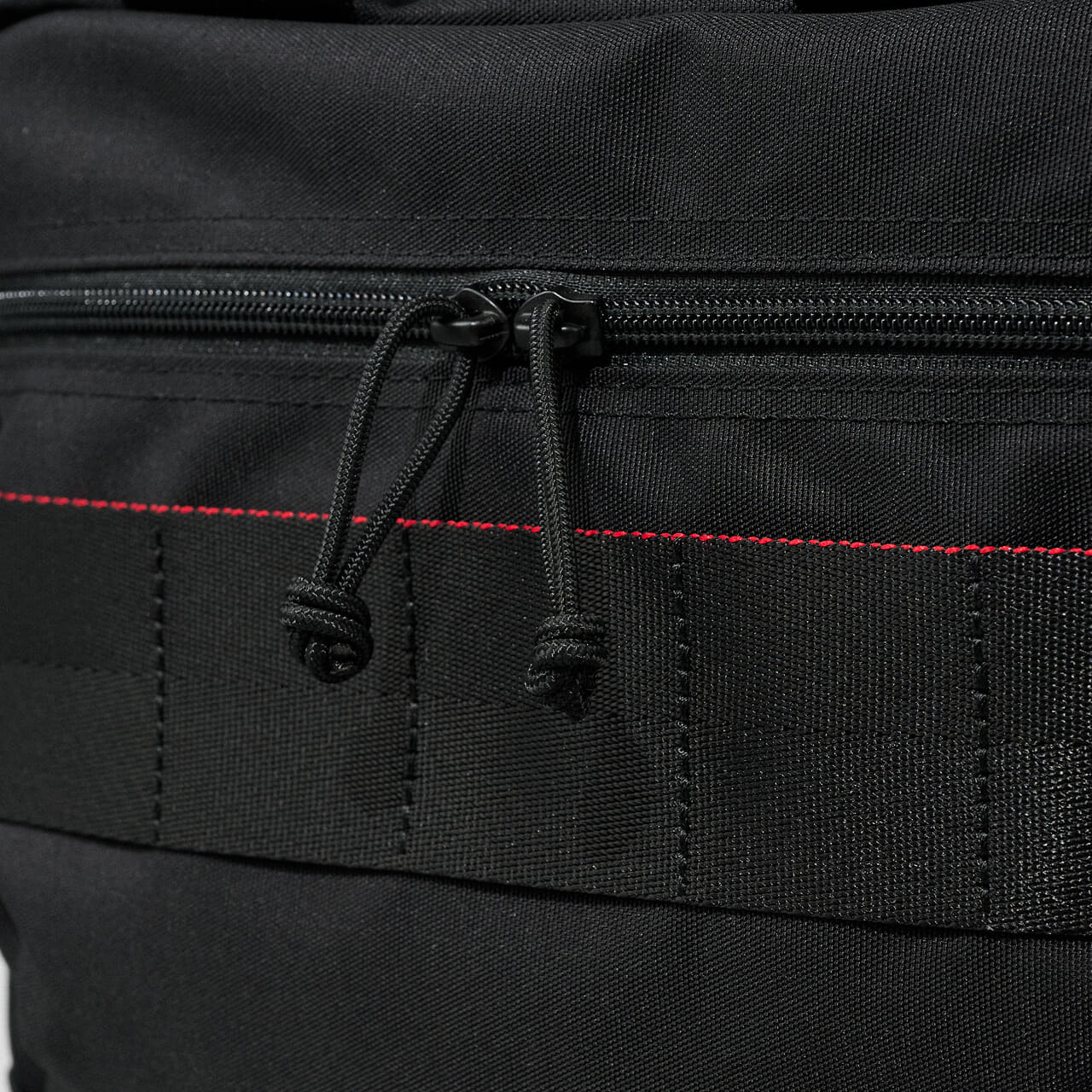 エディターが愛用するブリーフィングの黒バッグ／SQ PACK MWのフロントポケットのジップ
