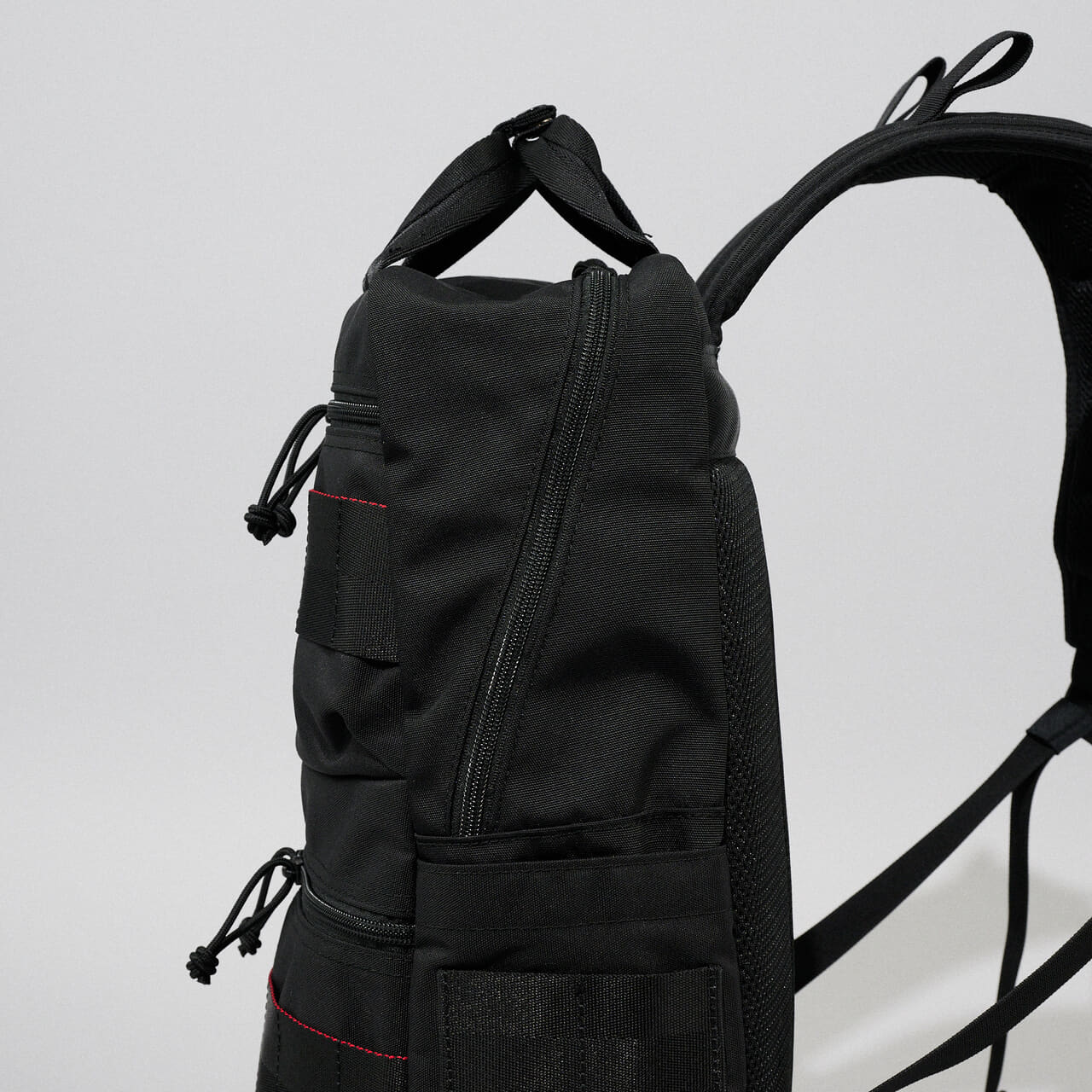 エディターが愛用するブリーフィングの黒バッグ／SQ PACK MWのバッグのサイド