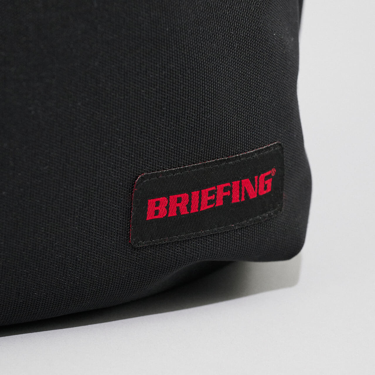 エディターが愛用するブリーフィングの黒バッグ／SQ PACK MWのロゴ寄り