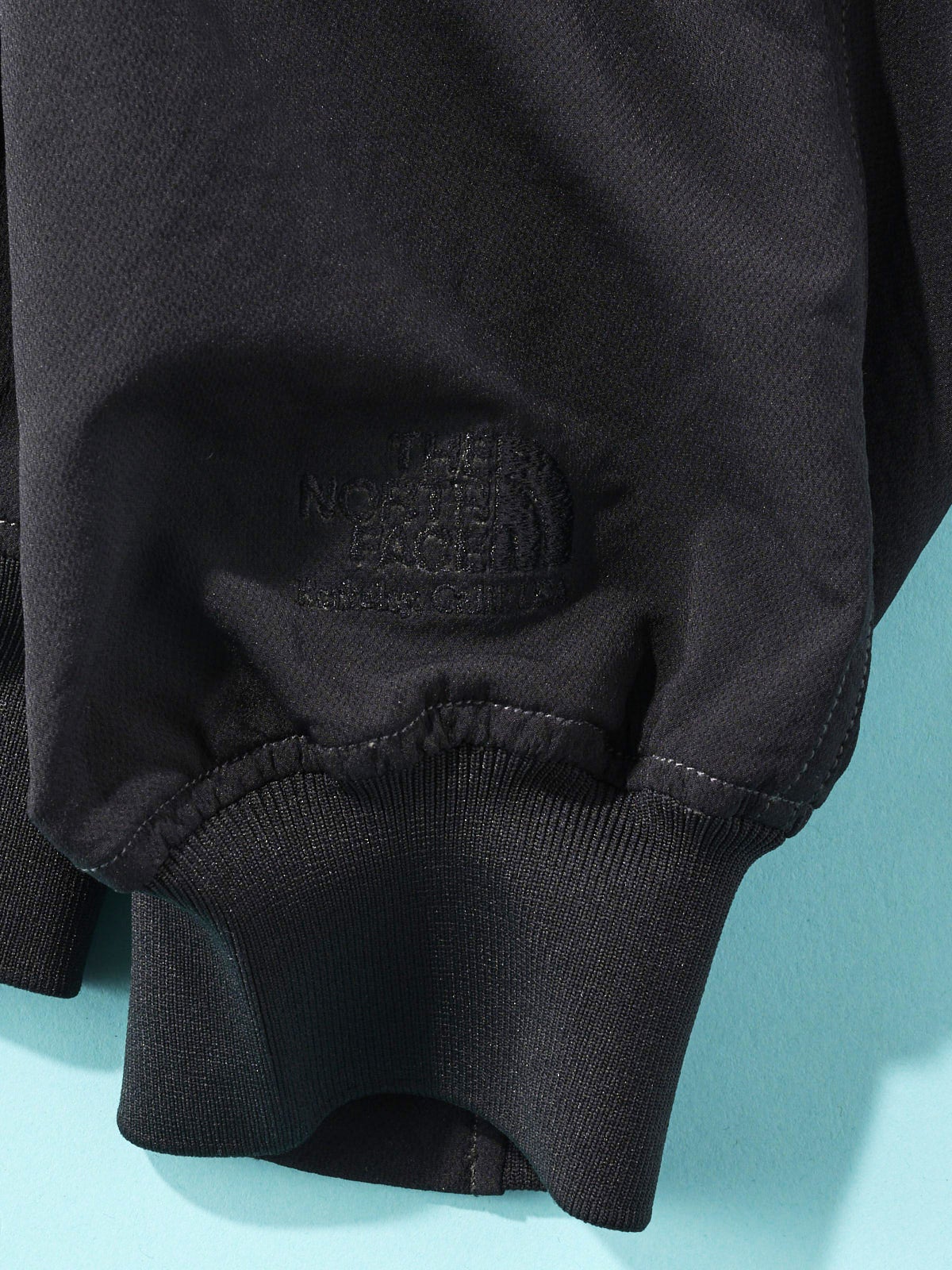 オシャレな人が買ってよかった「ザ・ノース・フェイス パープルレーベル」のジャケット／Garment Dyed ALPHADRY Fieldの裾ロゴ