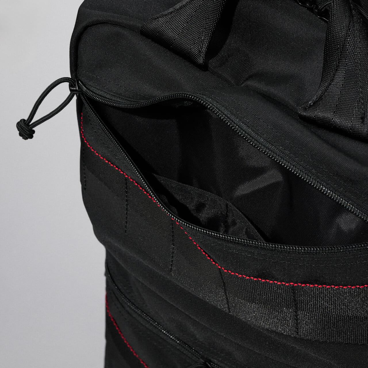 エディターが愛用するブリーフィングの黒バッグ／SQ PACK MWのフロントポケット　開口時